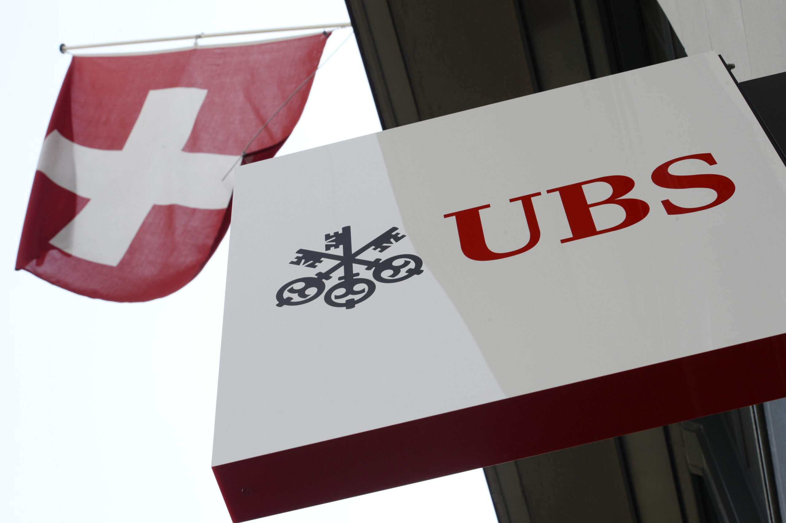 UBS sees profits rise, probed over trading system