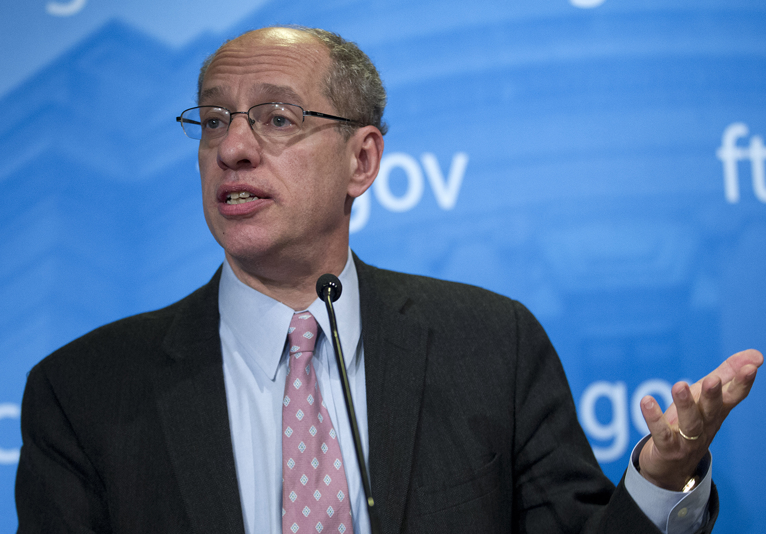 Former Obama regulatory chair advises FCC against new regulations
