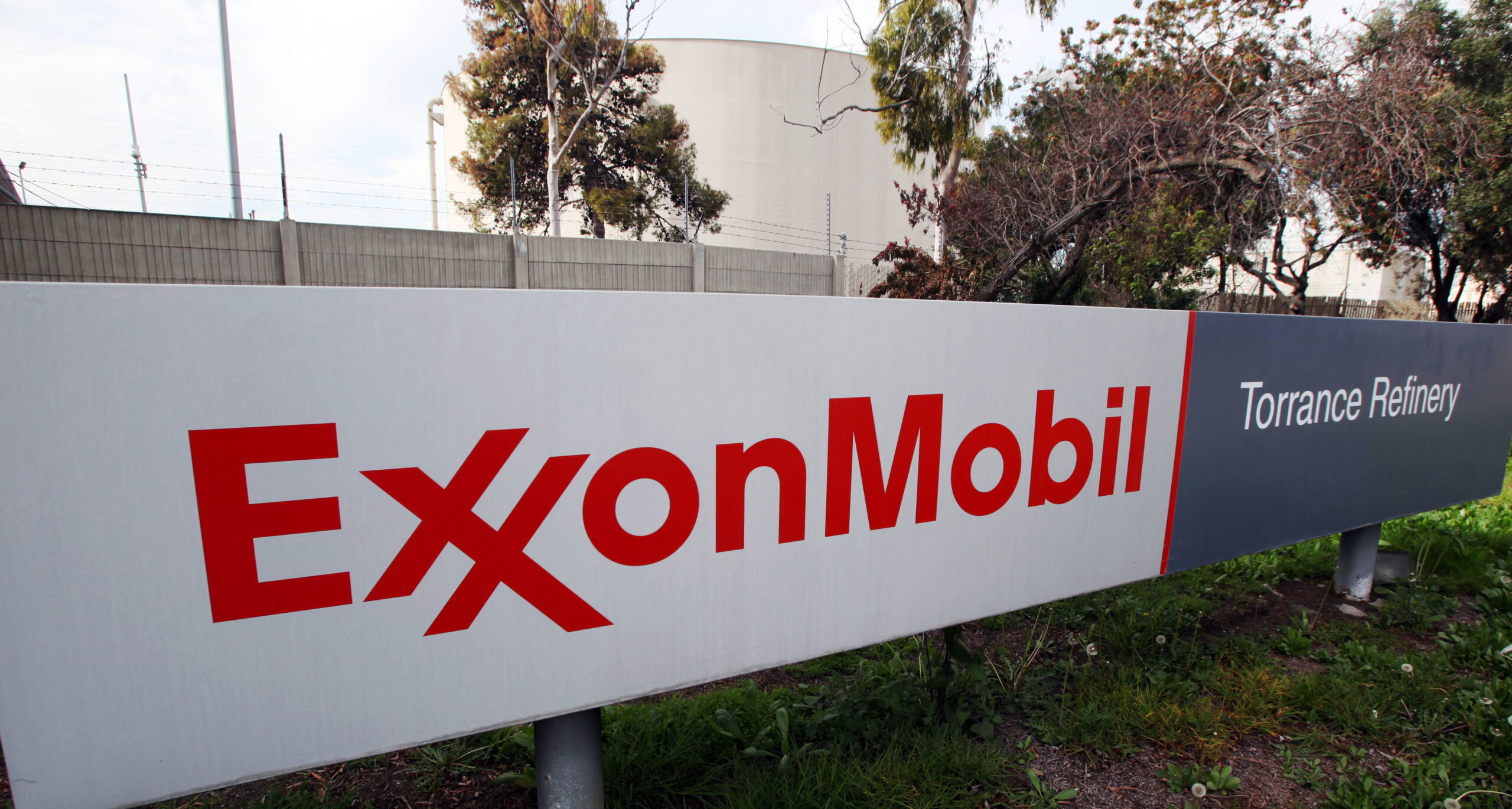 Exxon continues to struggle against low oil prices