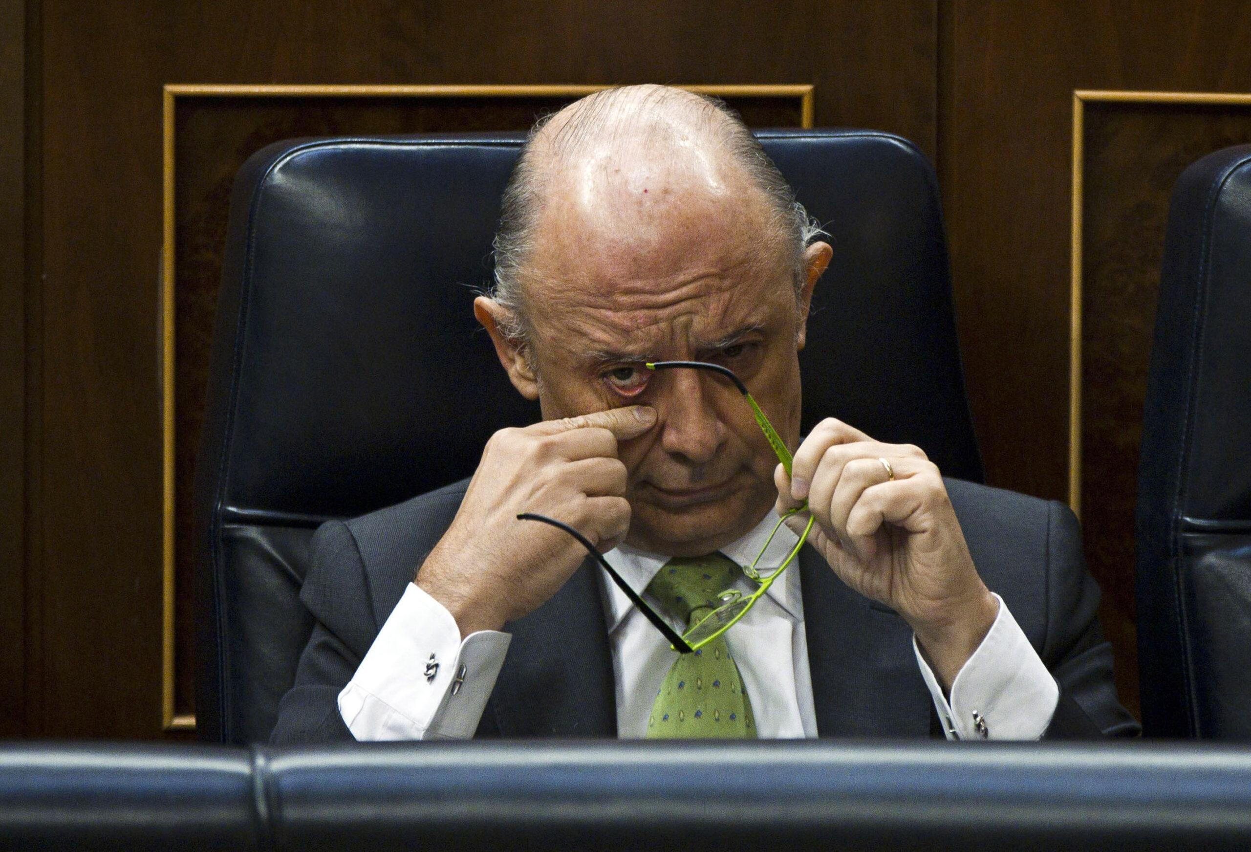 Spain debt rises as bond rate stays in danger zone