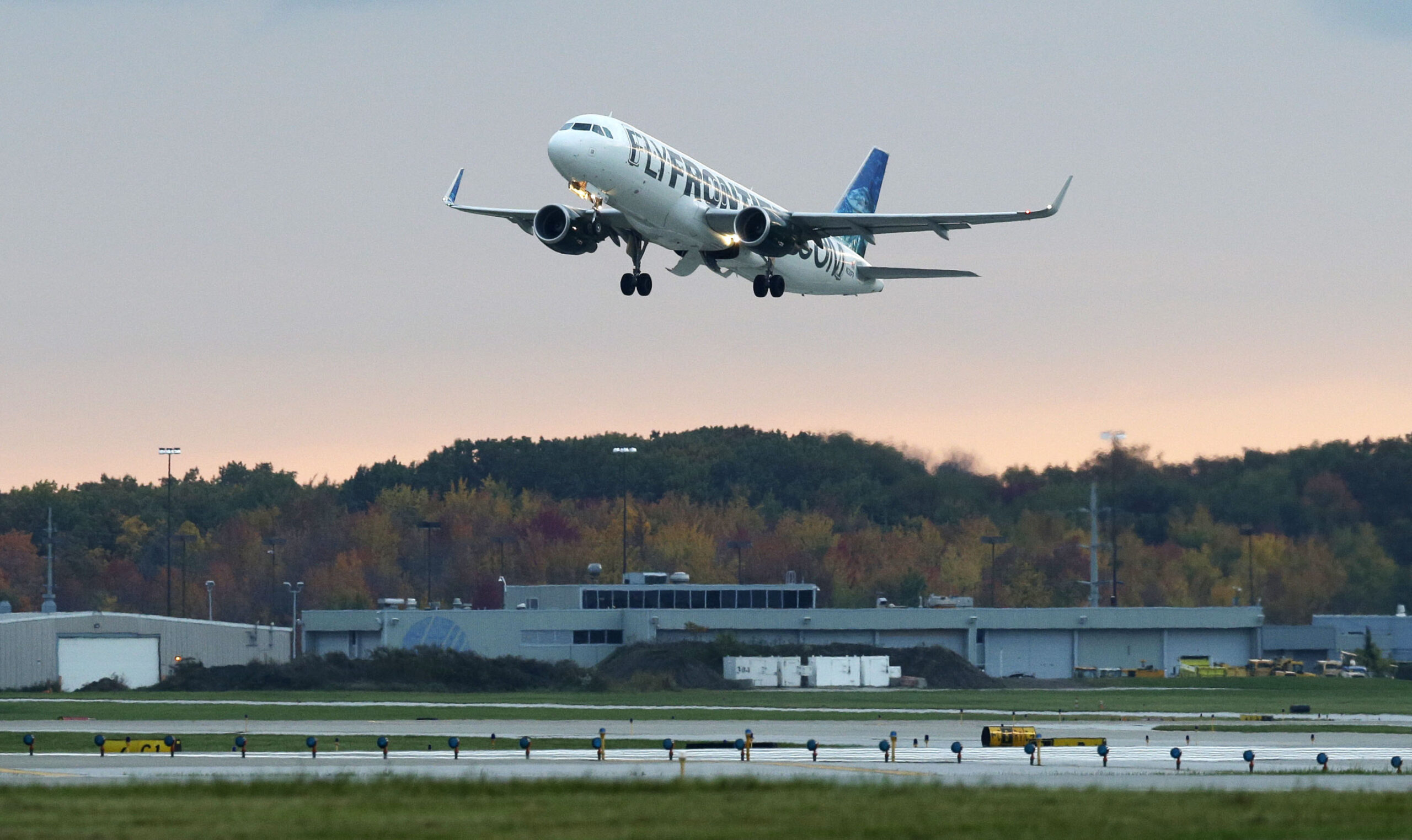 Fresh Ebola fears hit airline stocks