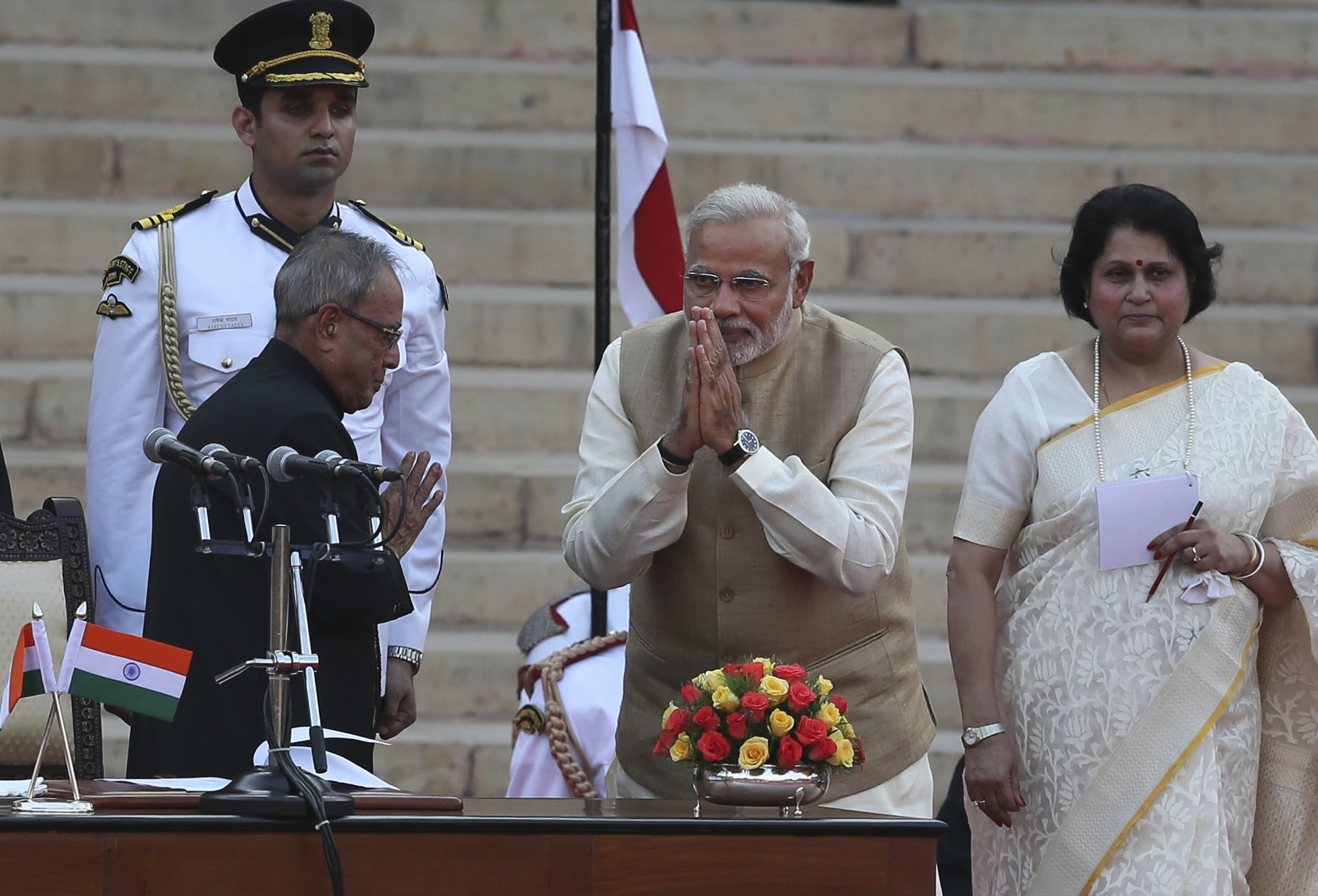 Modi becomes Indian PM as Pakistani leader watches