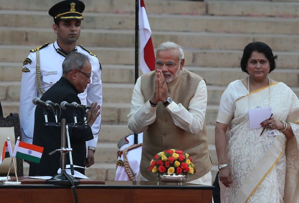 Modi becomes Indian PM as Pakistani leader watches