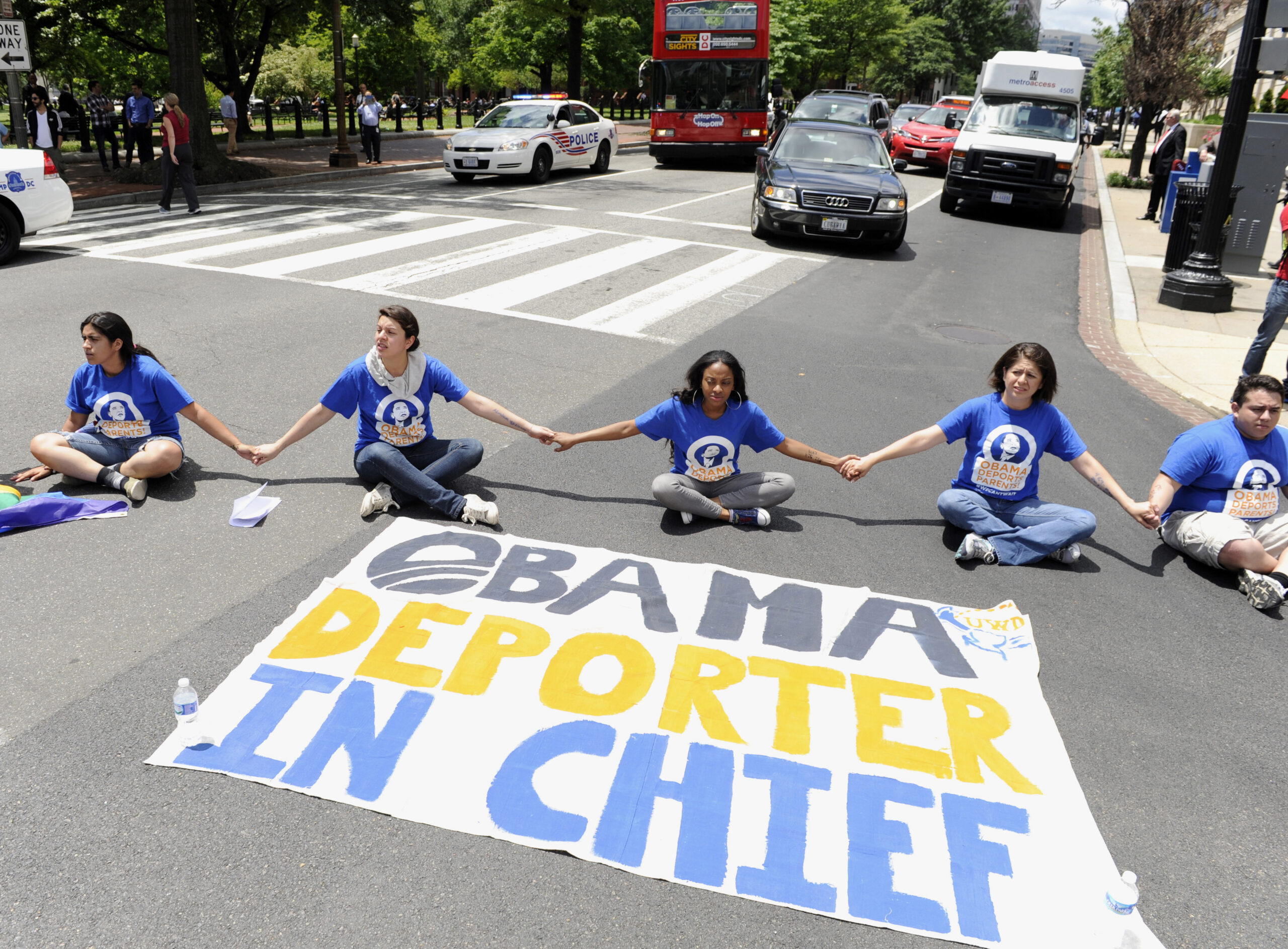Obama delaying on immigration despite Cantor loss