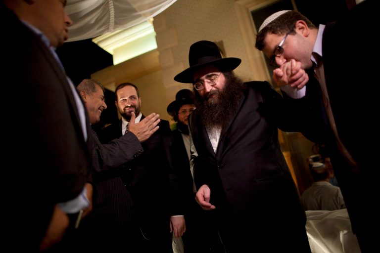 Celebrity rabbi takes plea bargain over bribery
