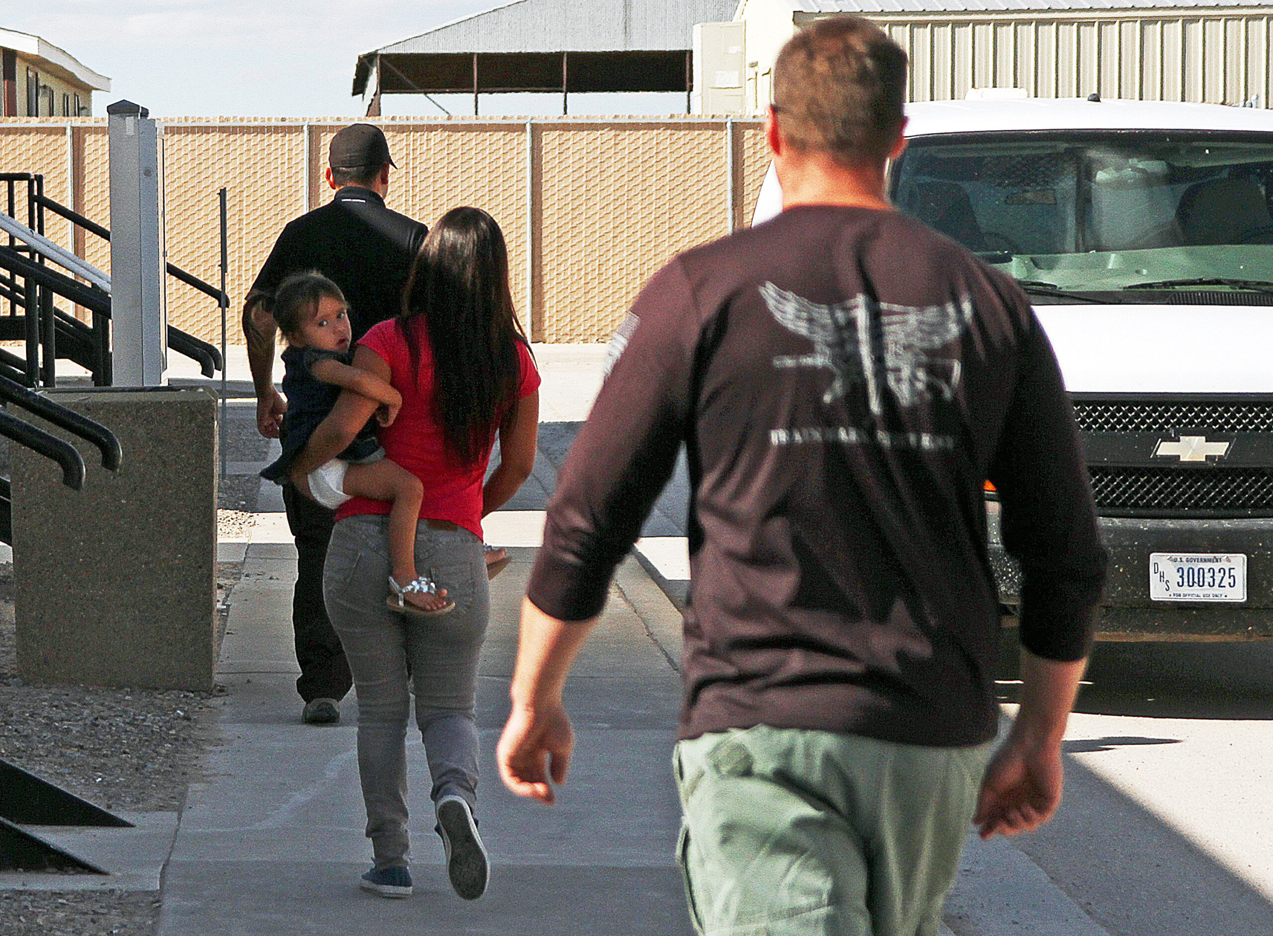 Obama administration relaxes detention rules for illegal immigrant families