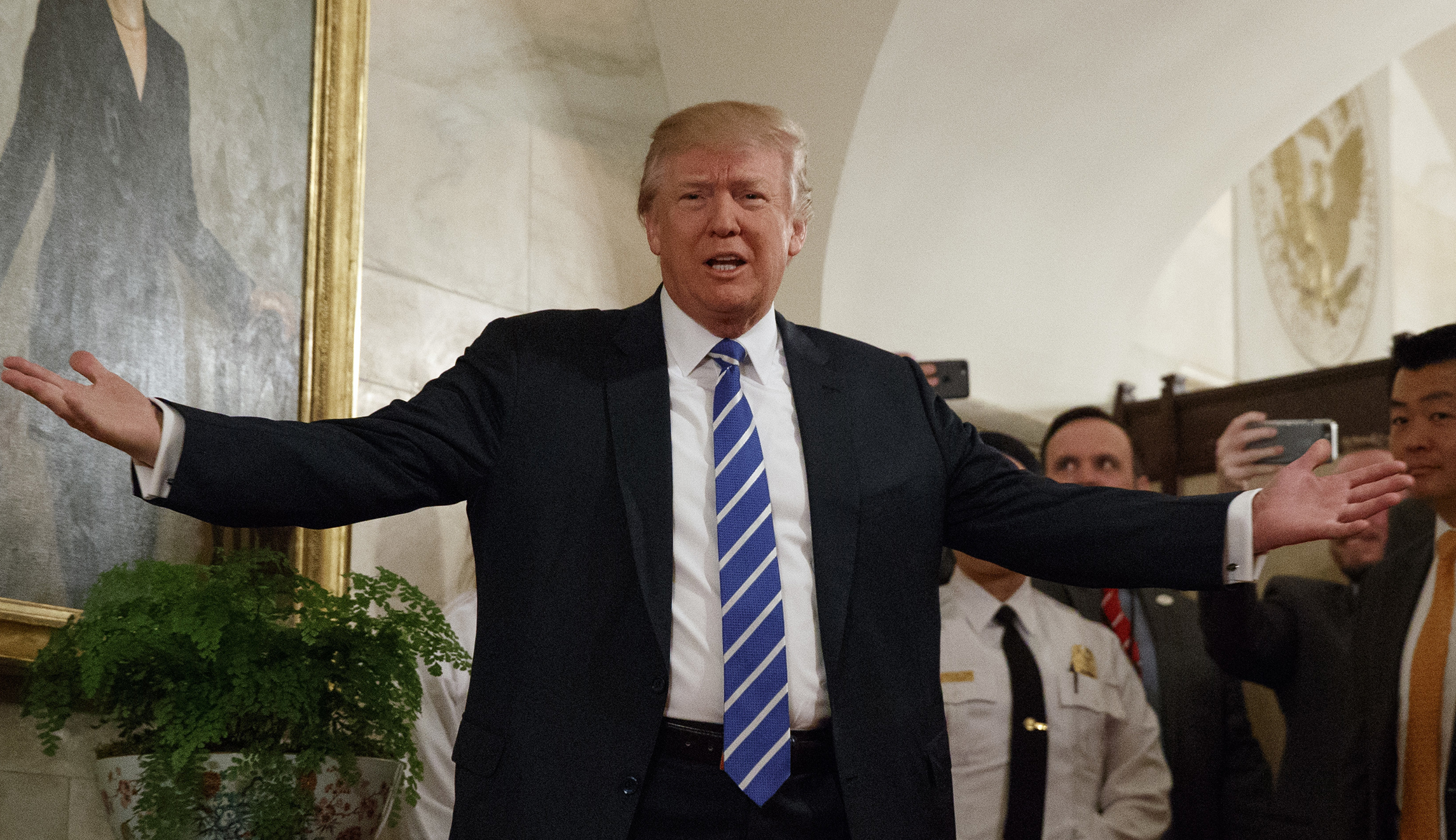 Trump kisses baby while surprising White House tour guests