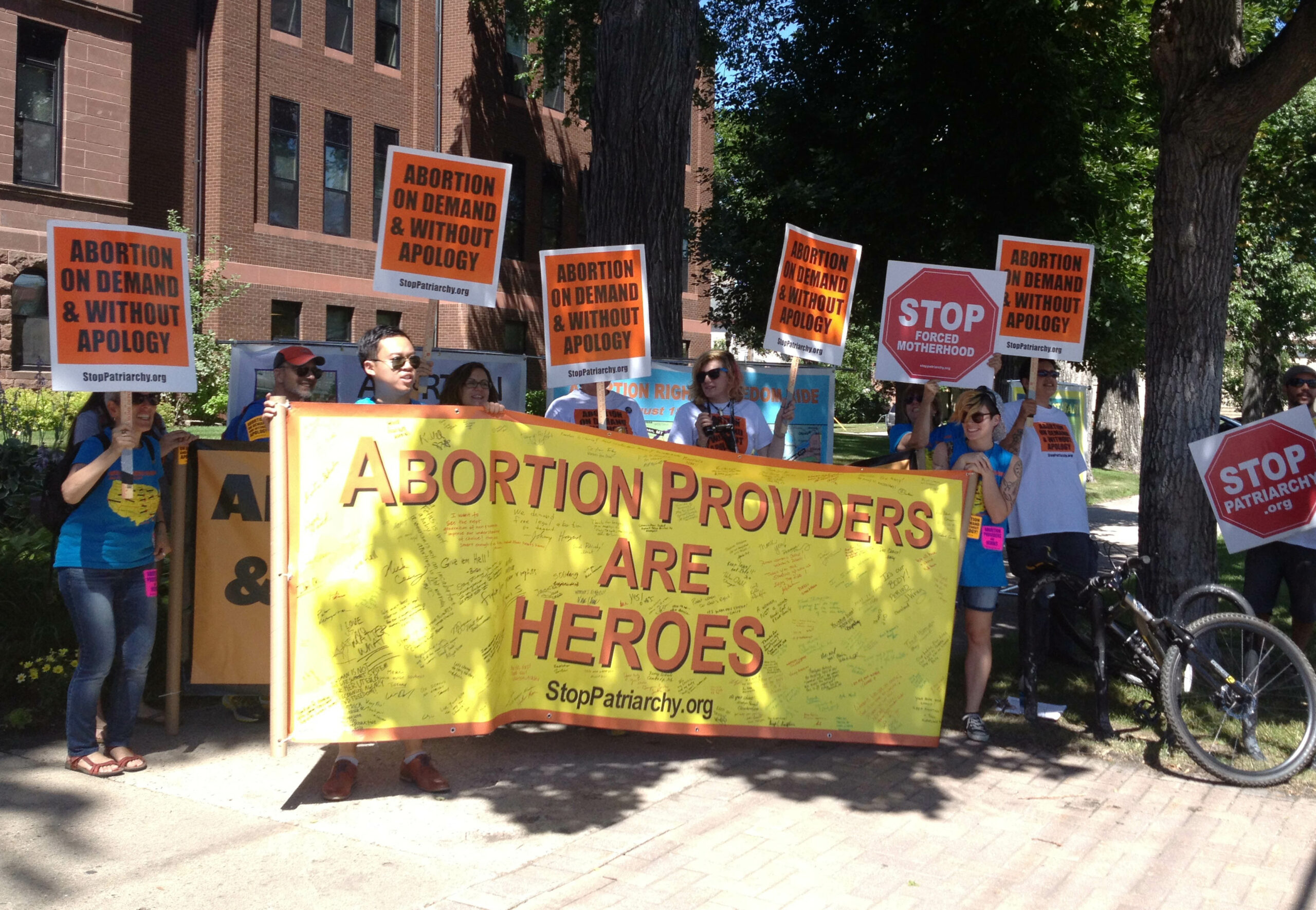 Court strikes down North Dakota ban on early abortions