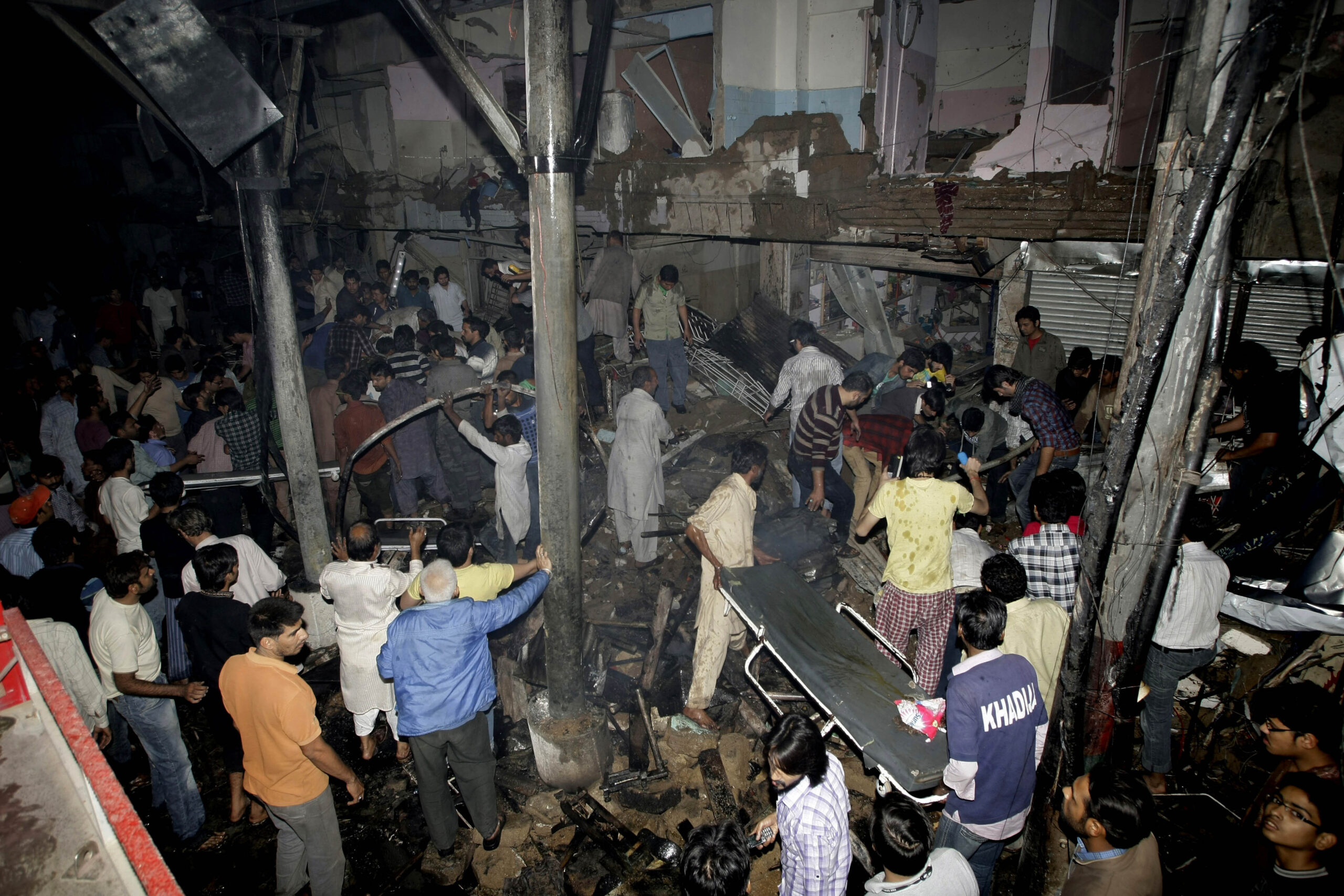 Car bomb kills 37, wounds 141 in southern Pakistan