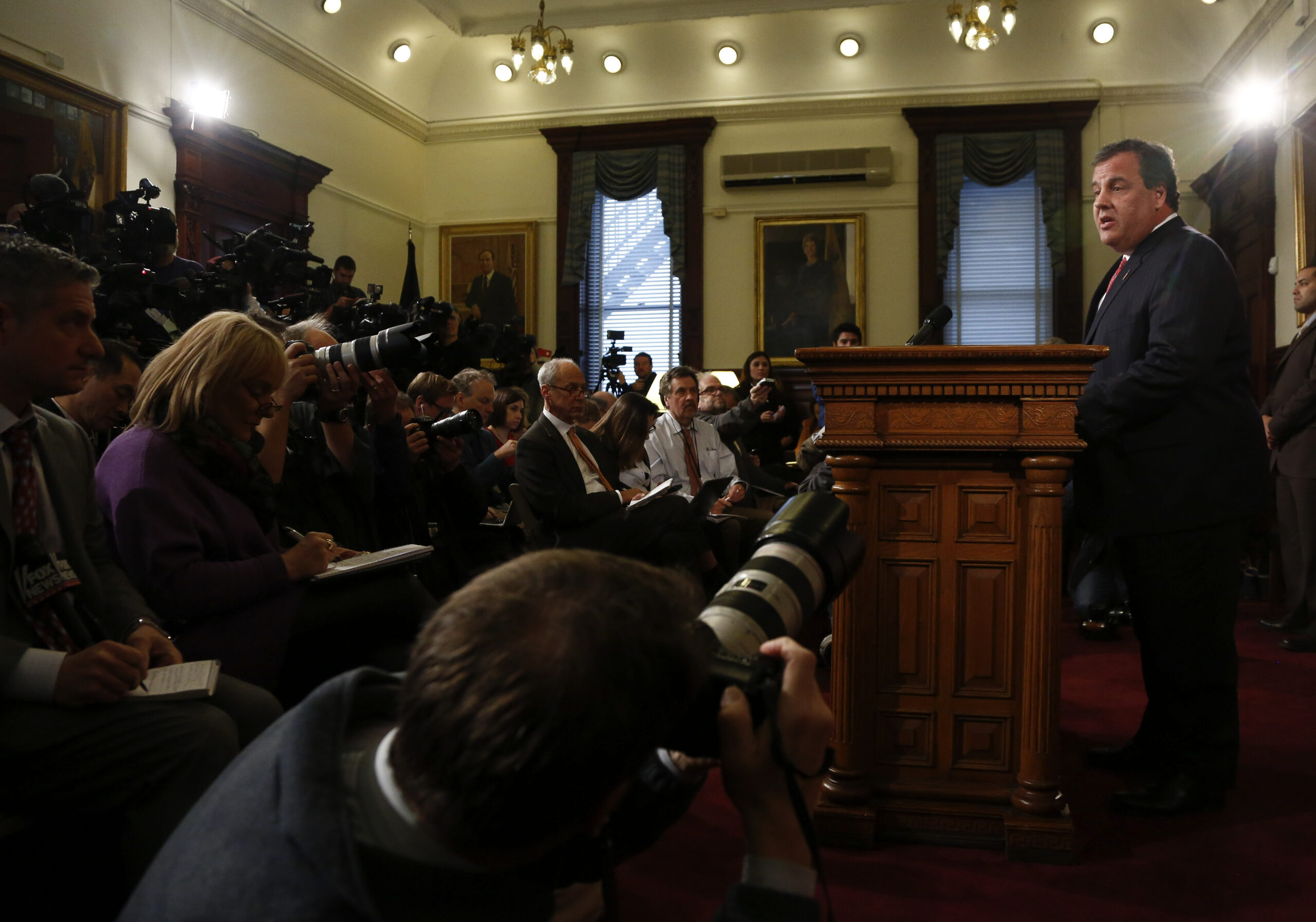 New Jersey reporters press Chris Christie for an apology to the media