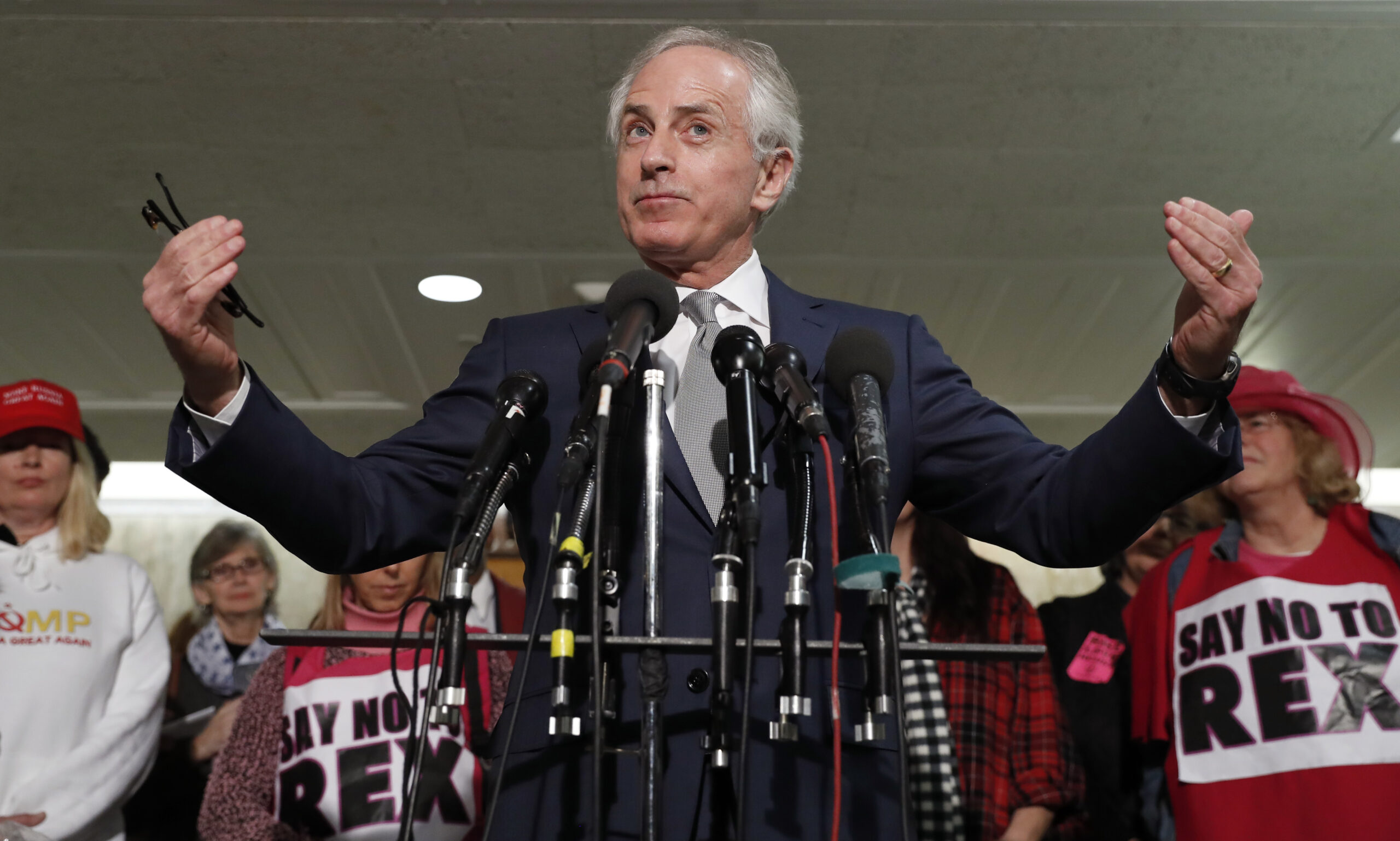 Bob Corker: Trump should ‘immediately’ revise immigration executive order