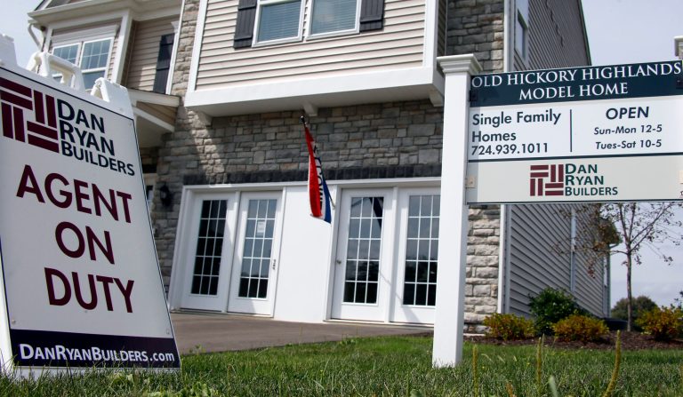 Mortgage loan application volume decreased by 6.5% last week when compared to the week before. The volume of refinances dropped by 6% during that same time and is 75% lower than this time last year, according to the groupâs research.