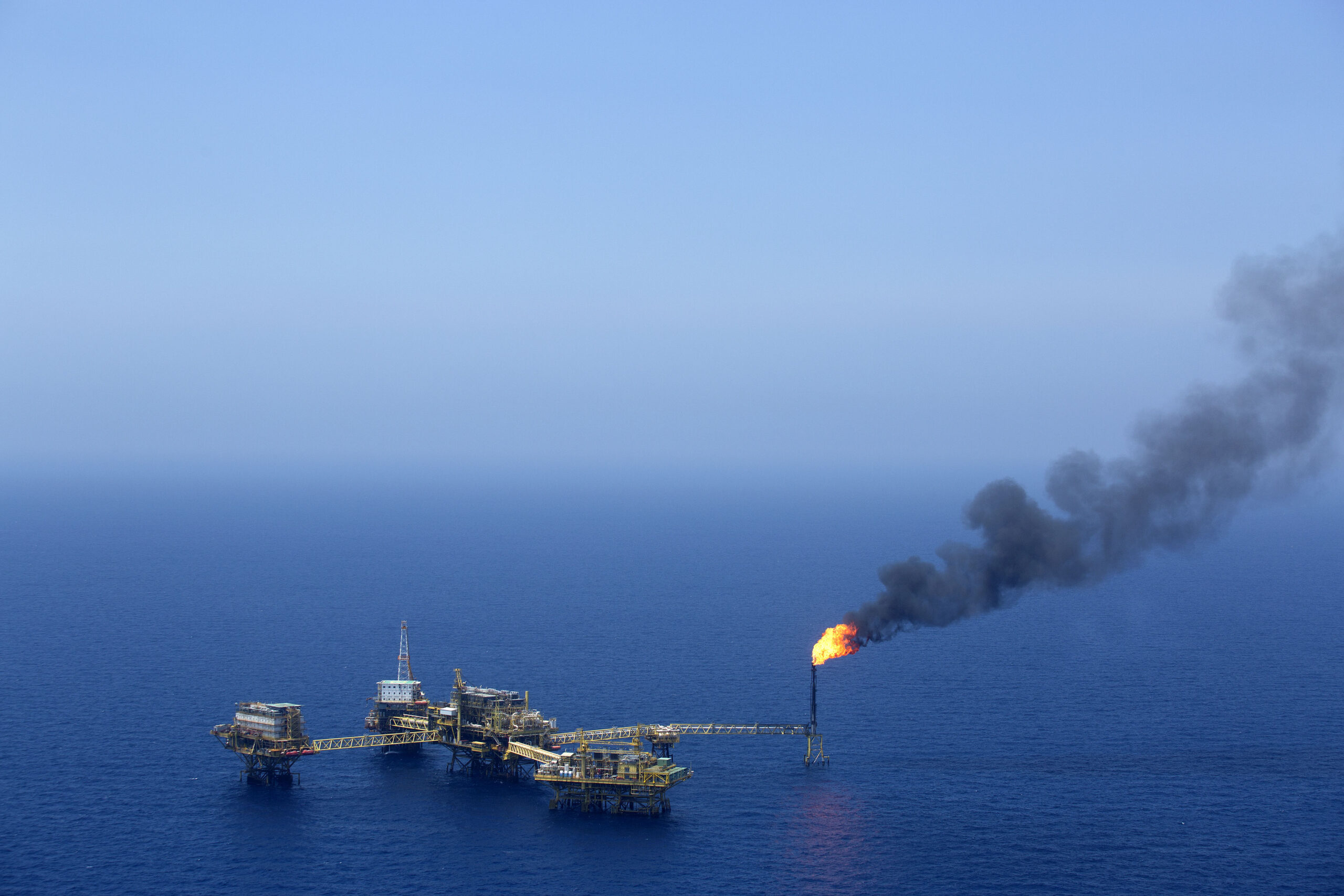 Obama surprises with gesture to ease oil export ban