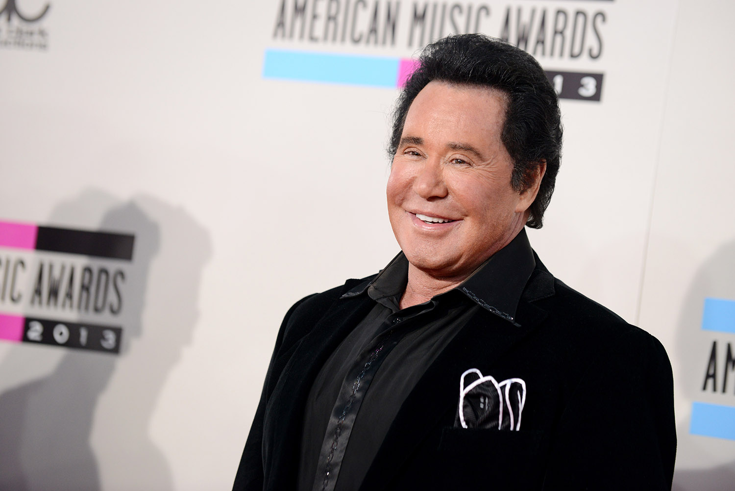 Citing large crowd, Trump compares self to Wayne Newton