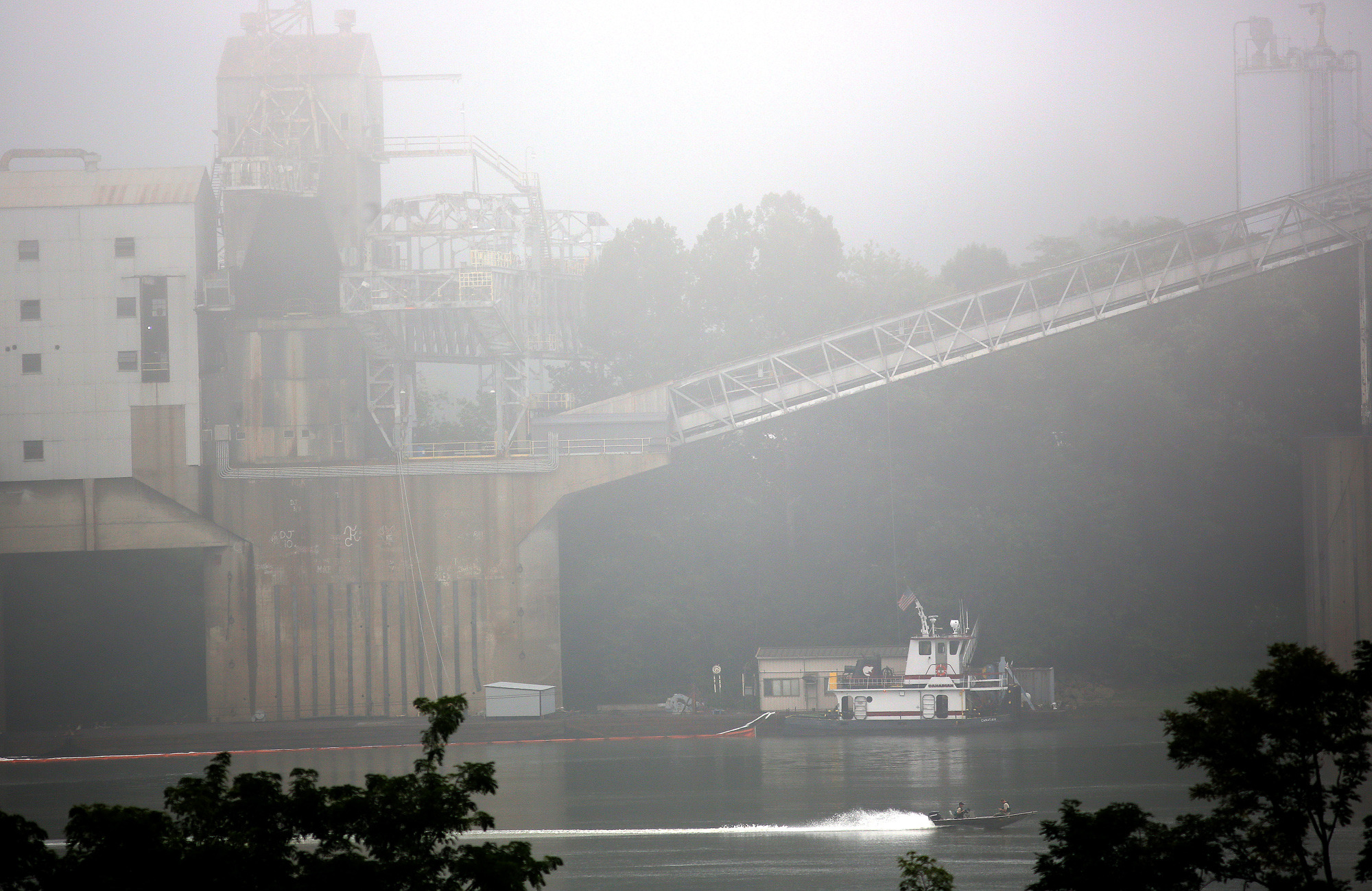 Feds say oil spill sheen dissipating in Ohio River