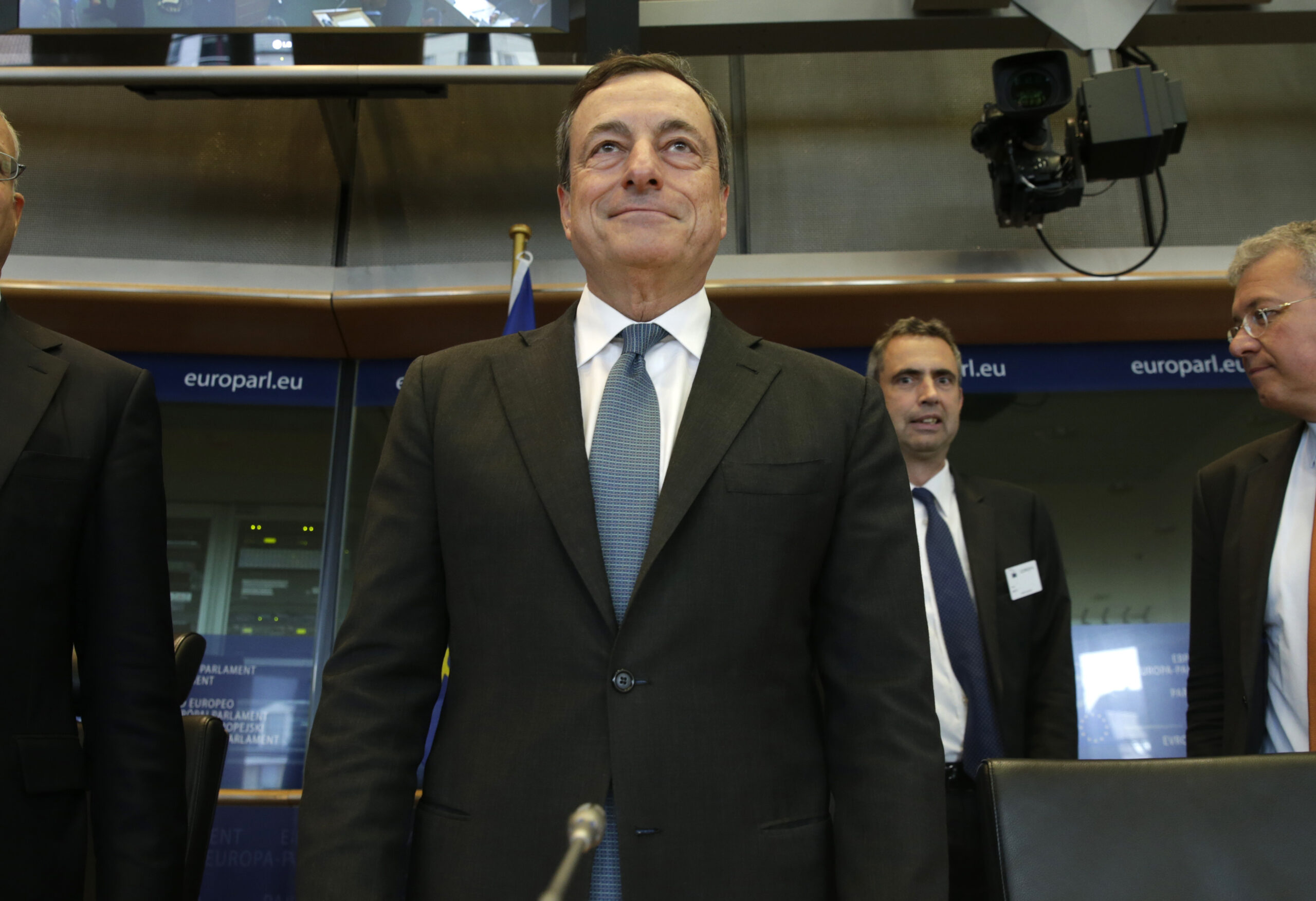Draghi: Euro recovery losing momentum