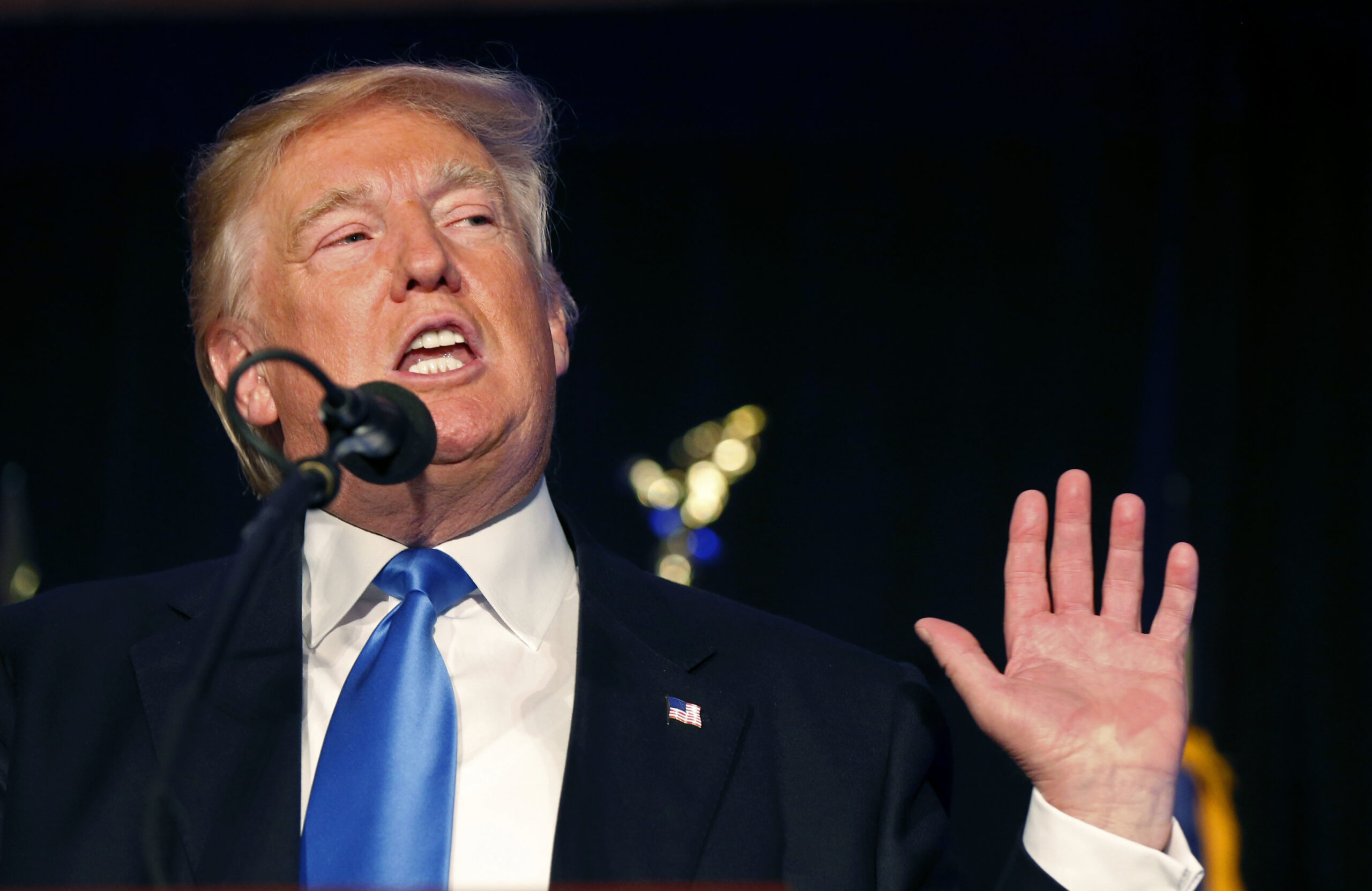 Trump quotes tweet linking Clinton to senator who was in KKK