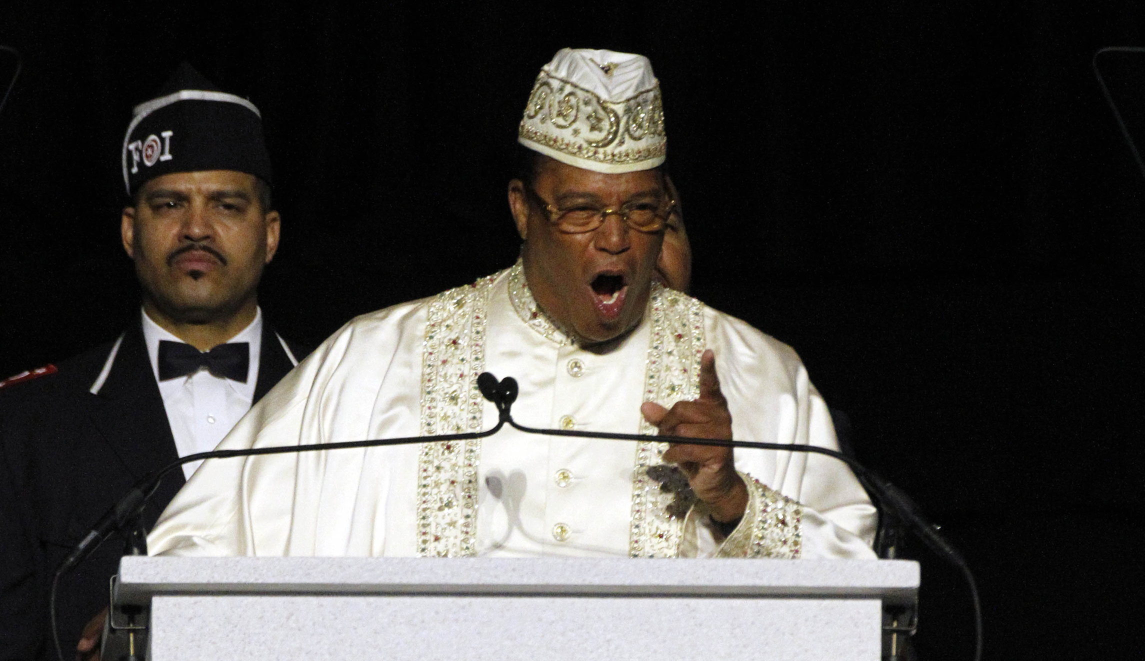 Hidden photo of Obama and Nation of Islam leader Louis Farrakhan surfaces after 13 years