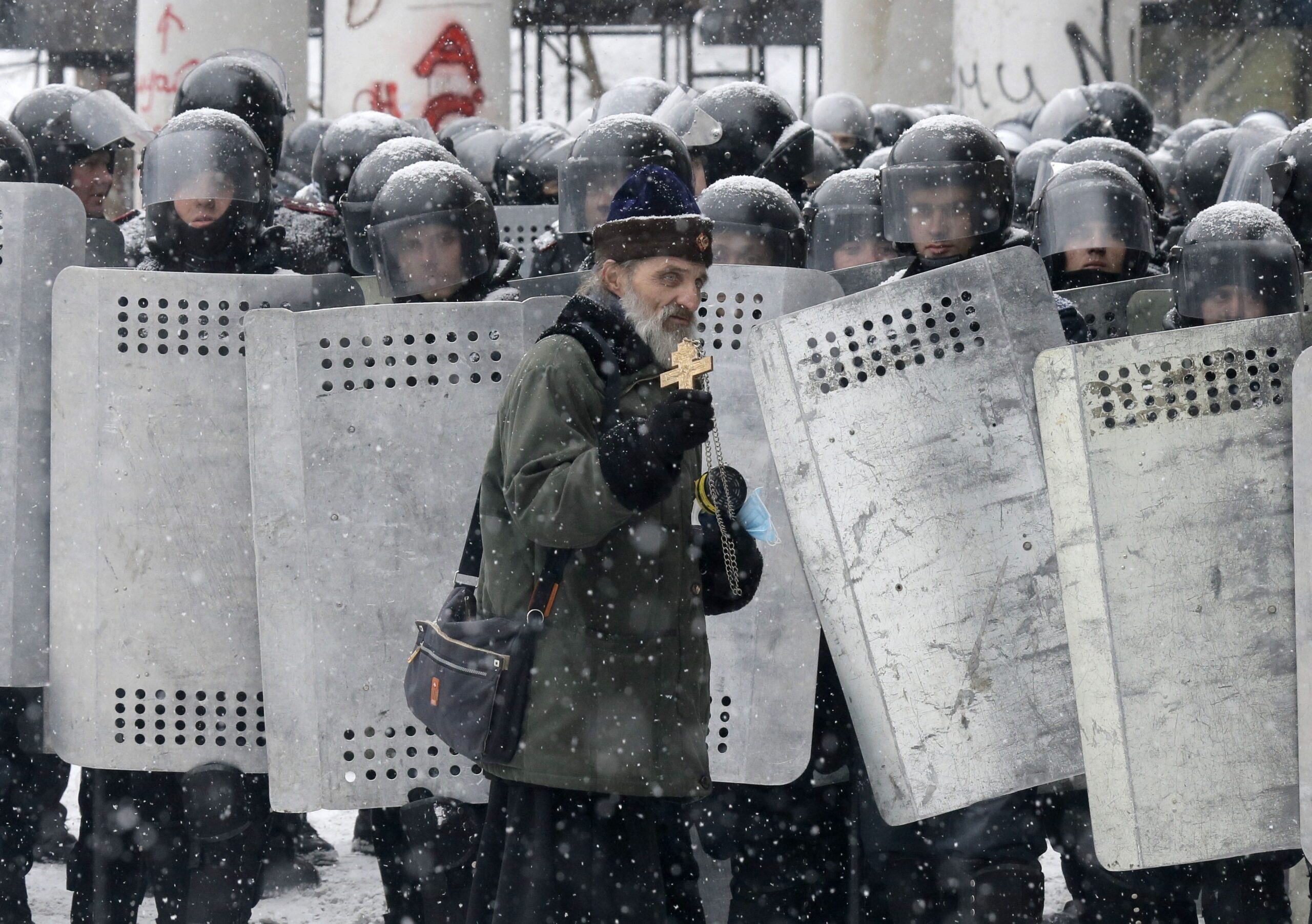 Priests bring comfort to menacing Kiev protests