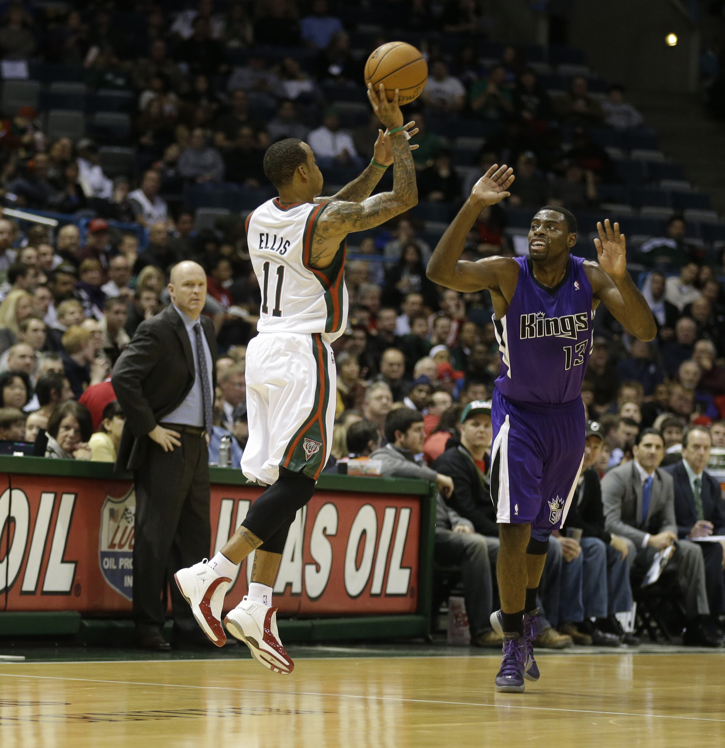 Jennings, Ellis lead Bucks in 98-85 win over Kings