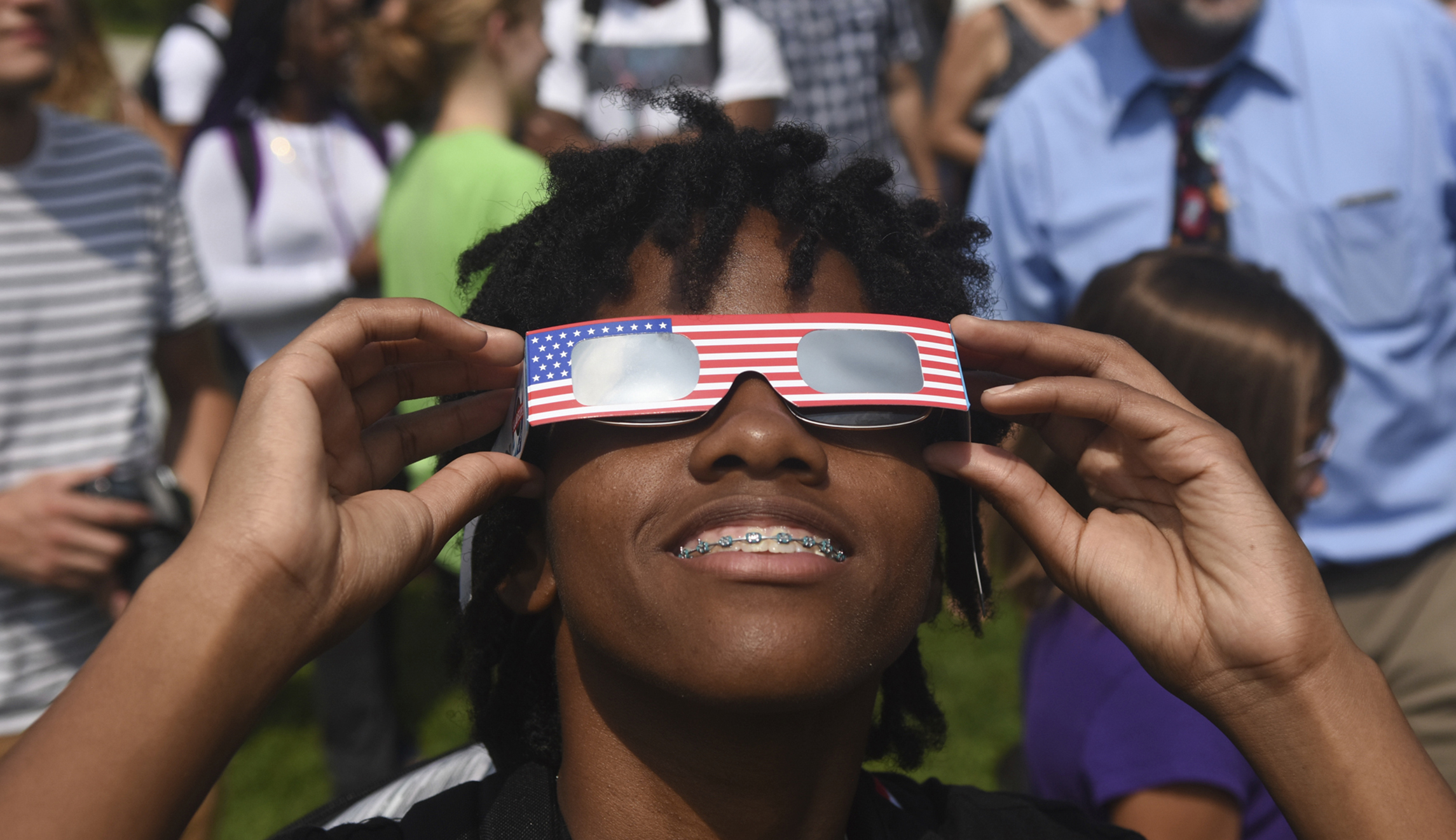 Nine federal departments explained how to watch the eclipse safely