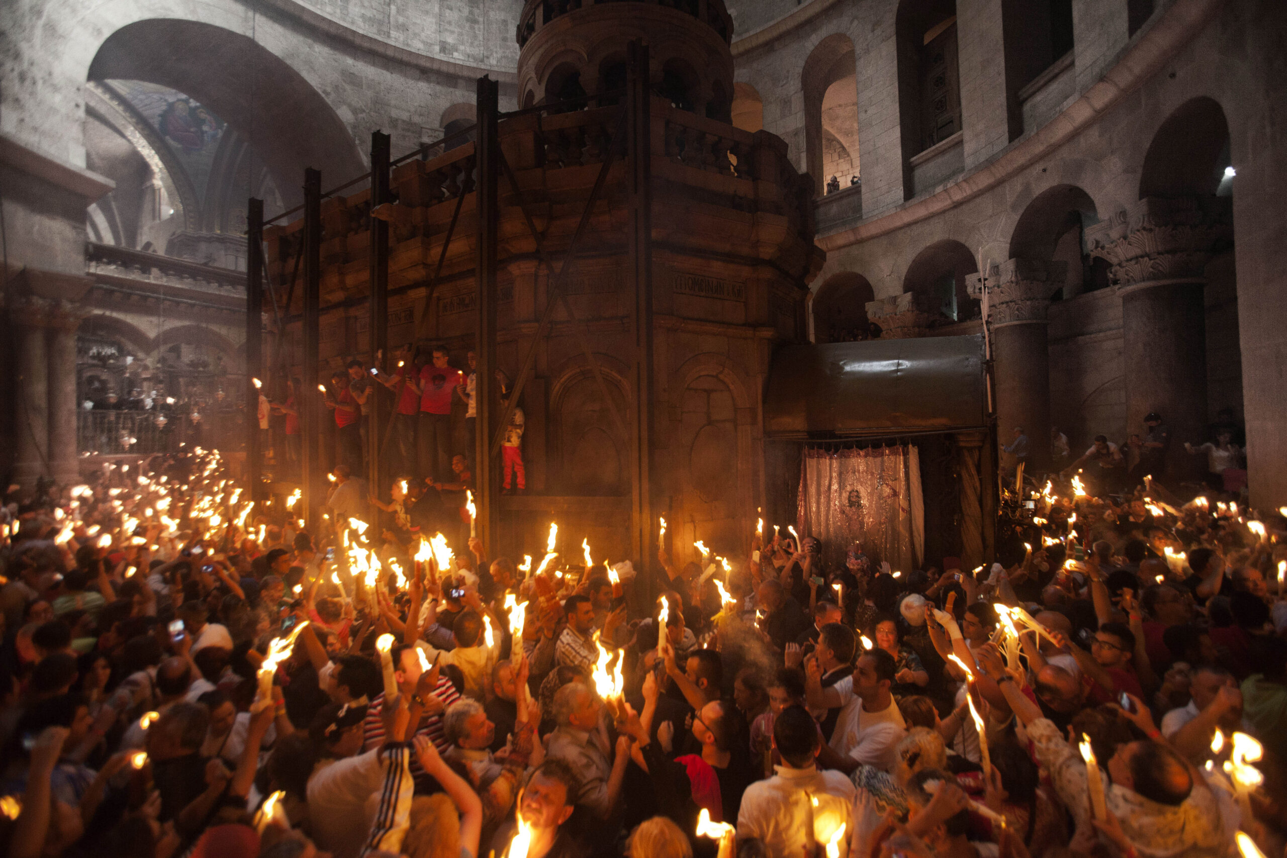 Holy fire ceremony draws thousands in Jerusalem