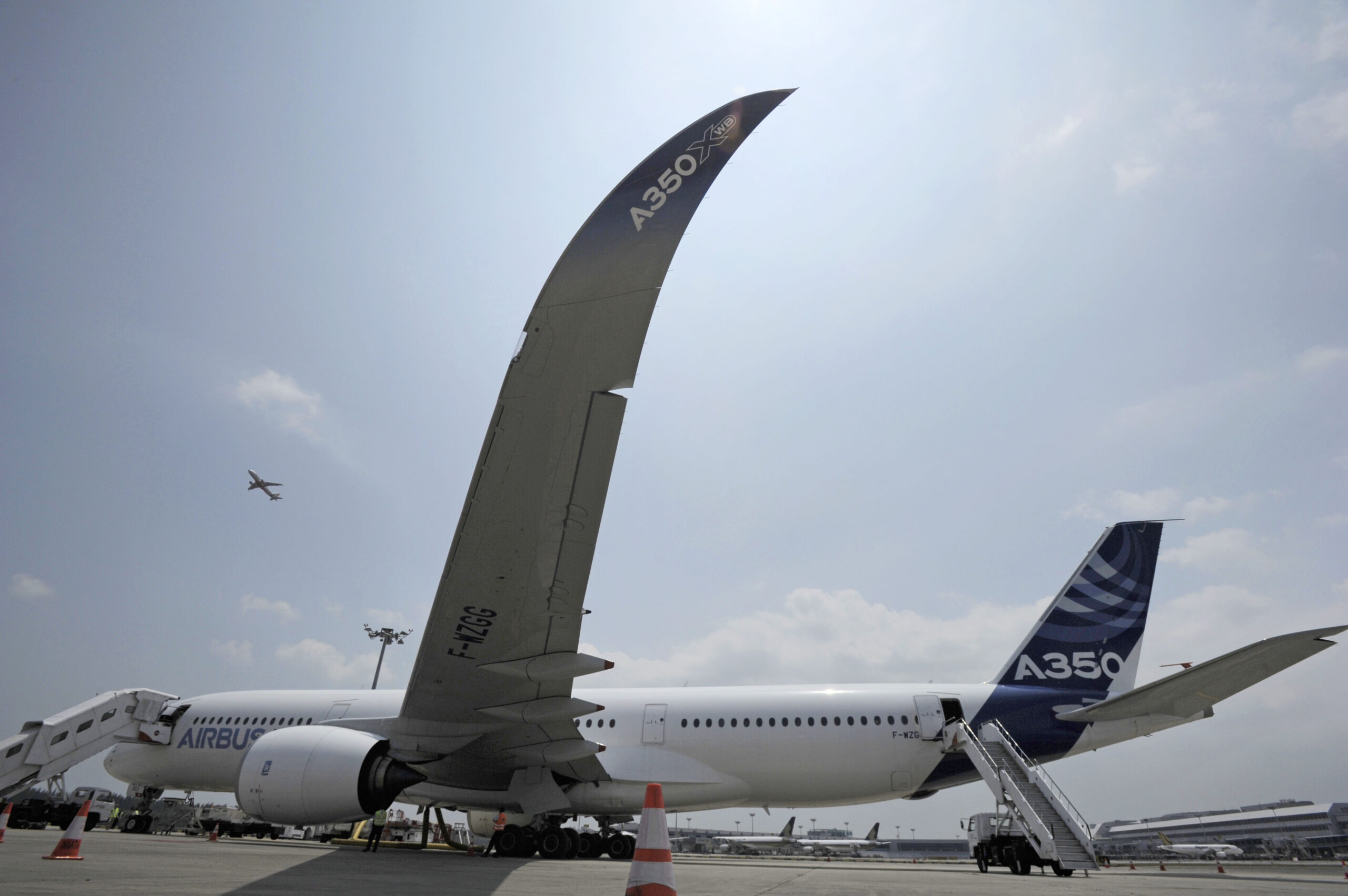 Airbus shows off A350 at big Asian airshow