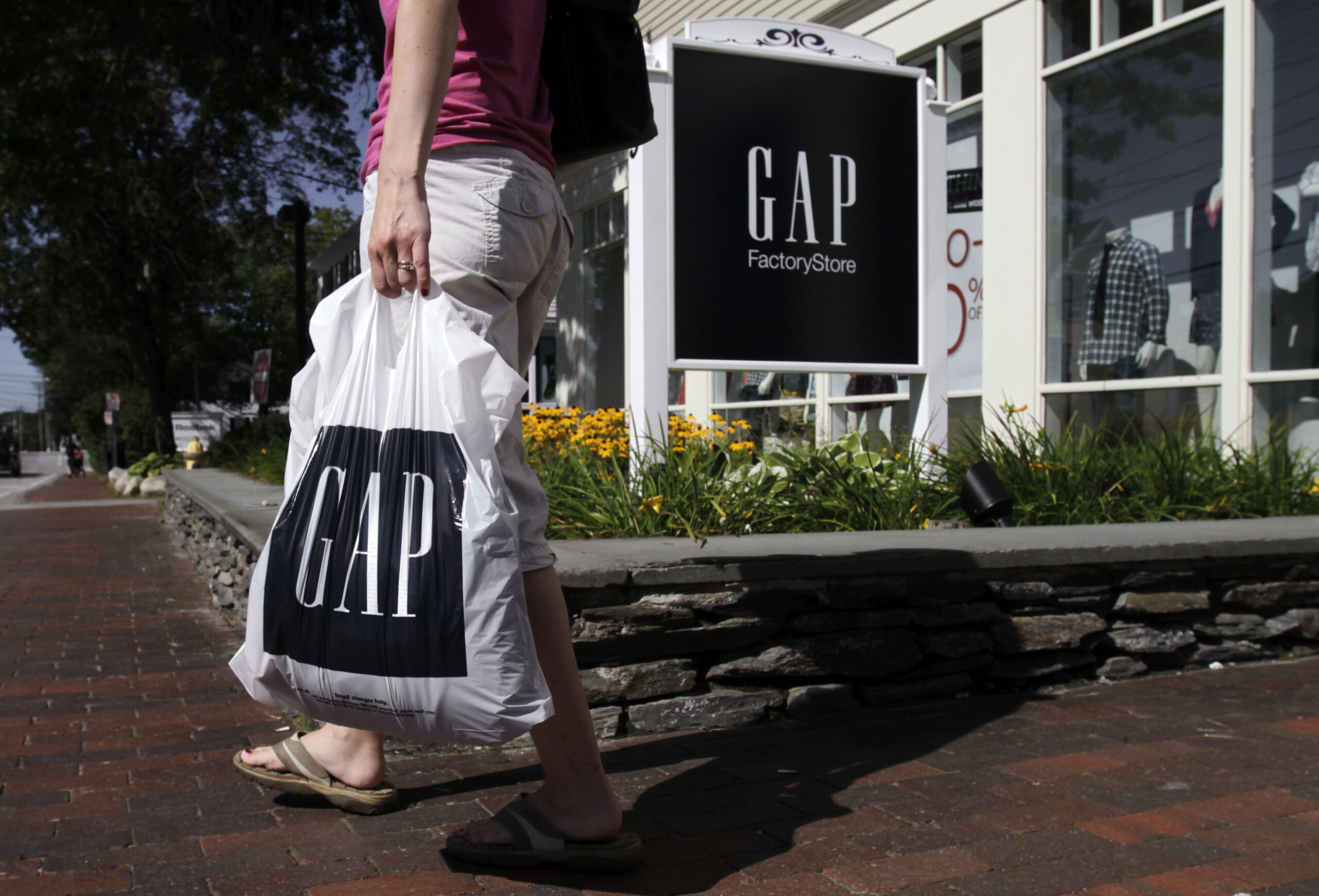 Gap’s 1st-quarter net income declines 22 percent