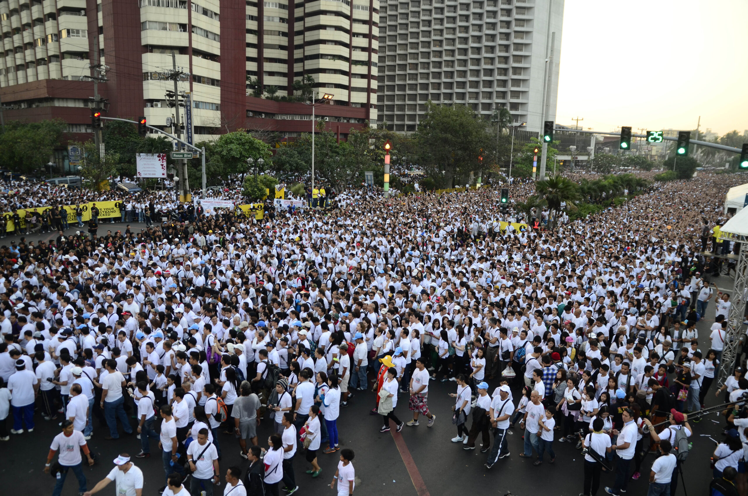 Huge Filipino charity walk breaks Guinness records