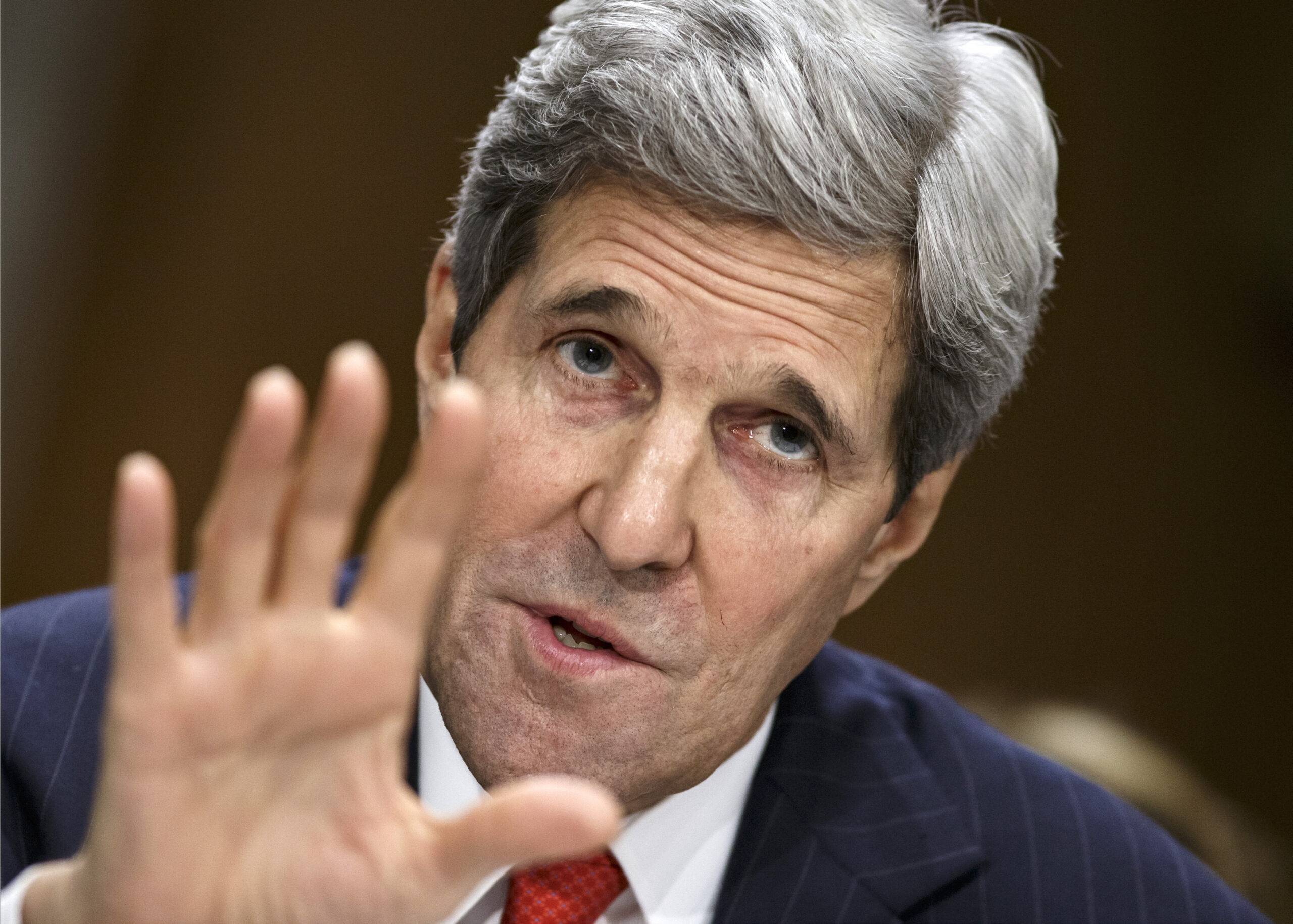 Kerry warns Russia of tough new sanctions