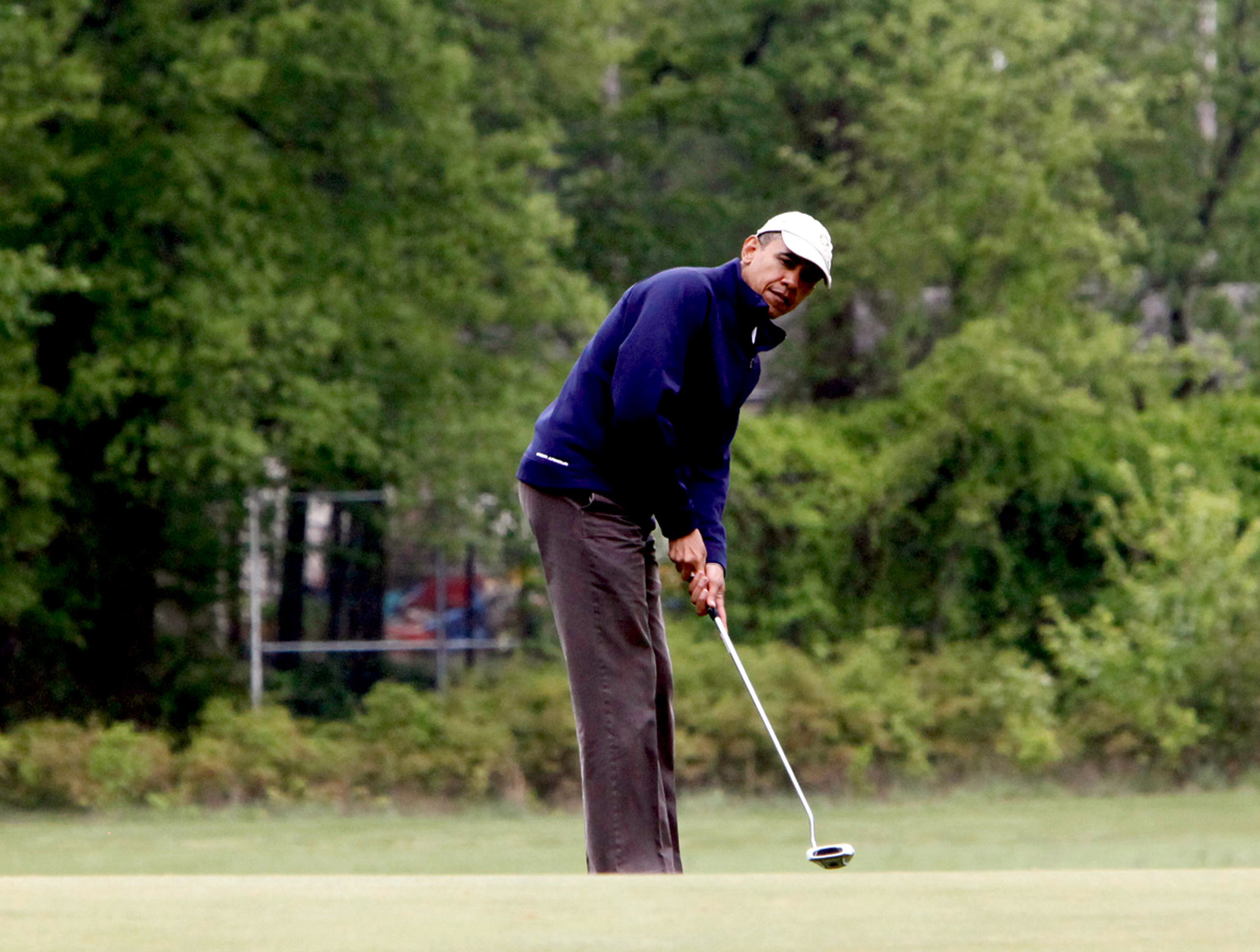 Obama hits the links during long holiday weekend