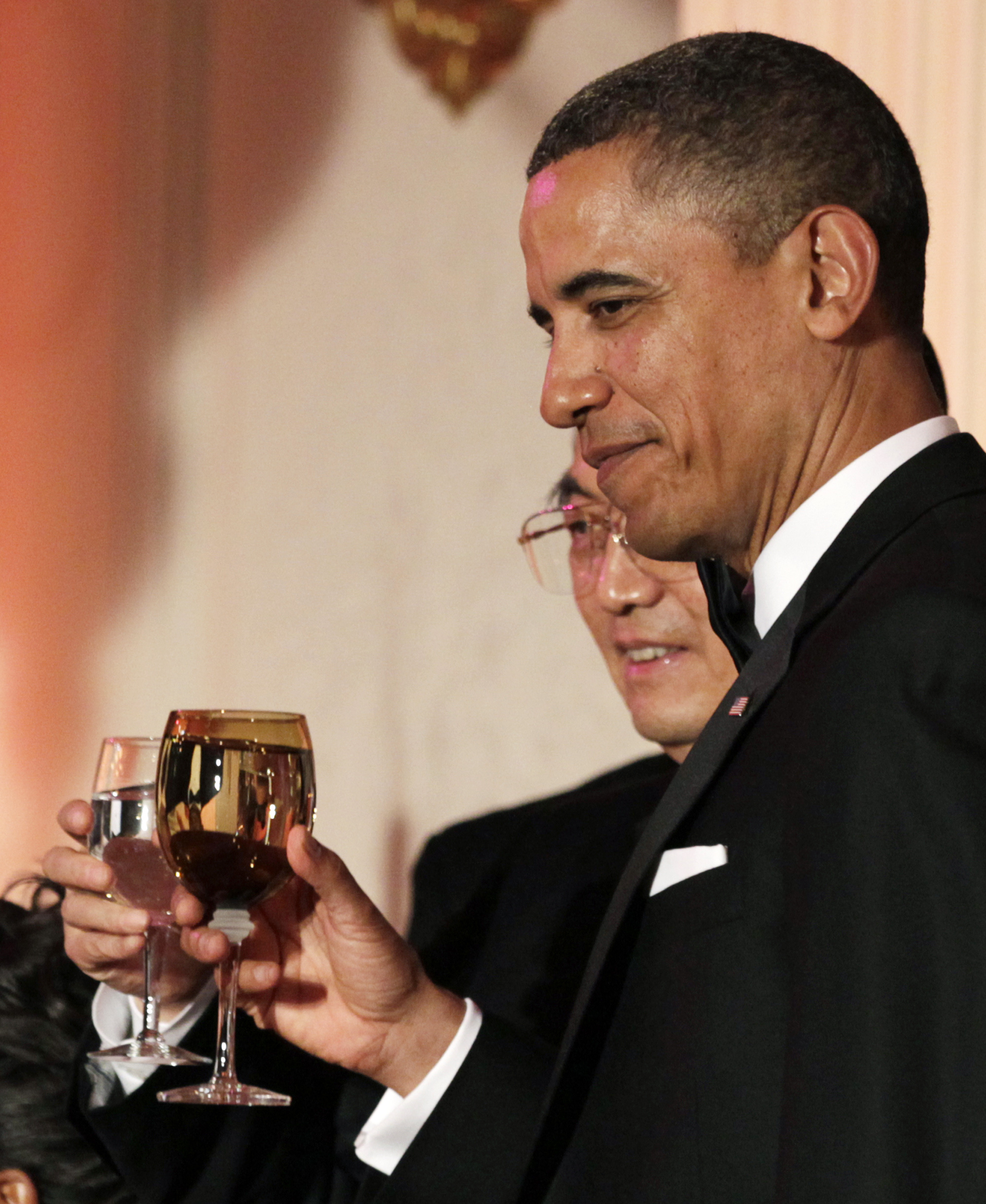 Obama serves screw top wine at China State Dinner