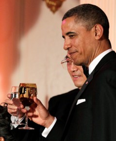 Obama serves screw top wine at China State Dinner