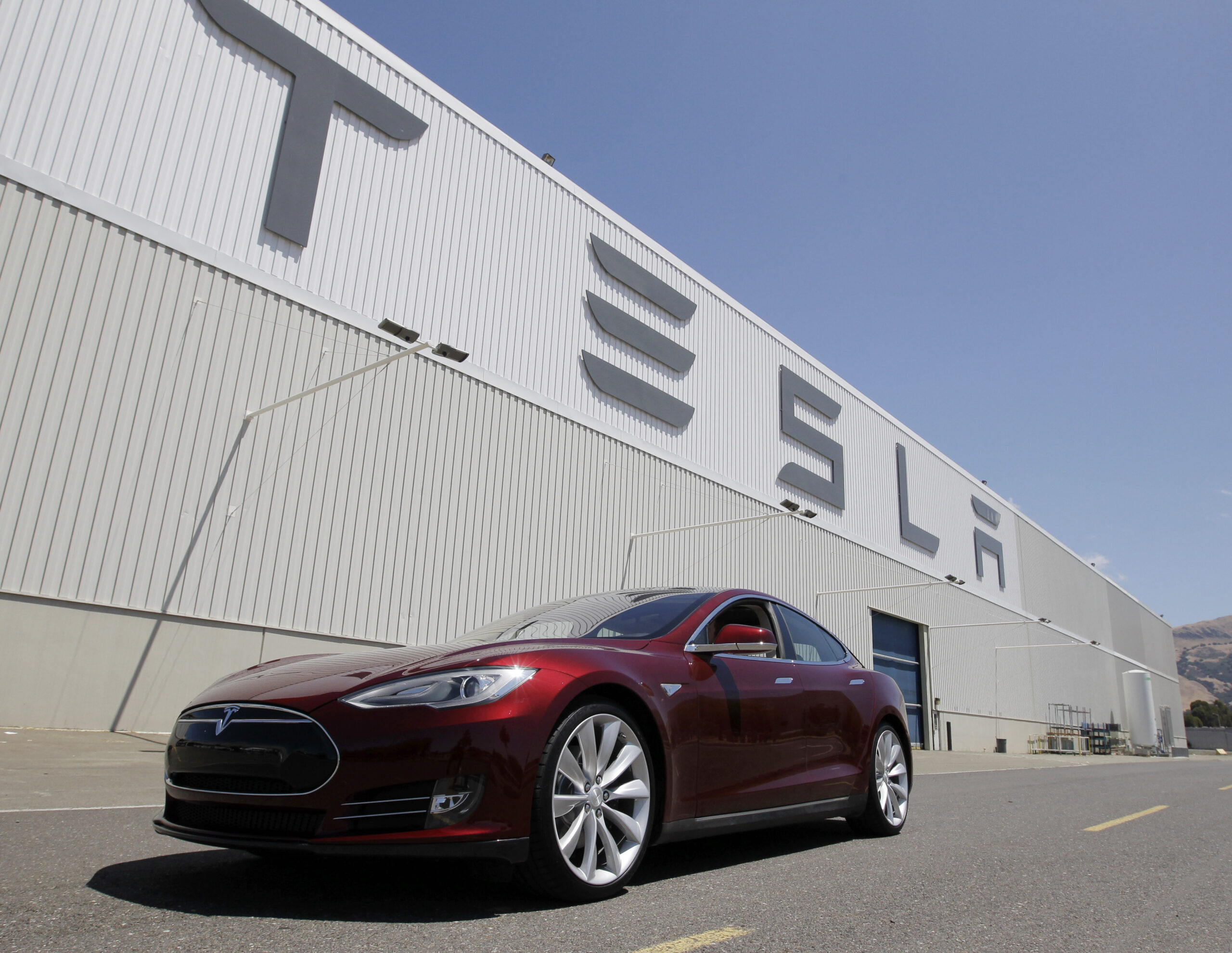 Feds to probe Tesla fires