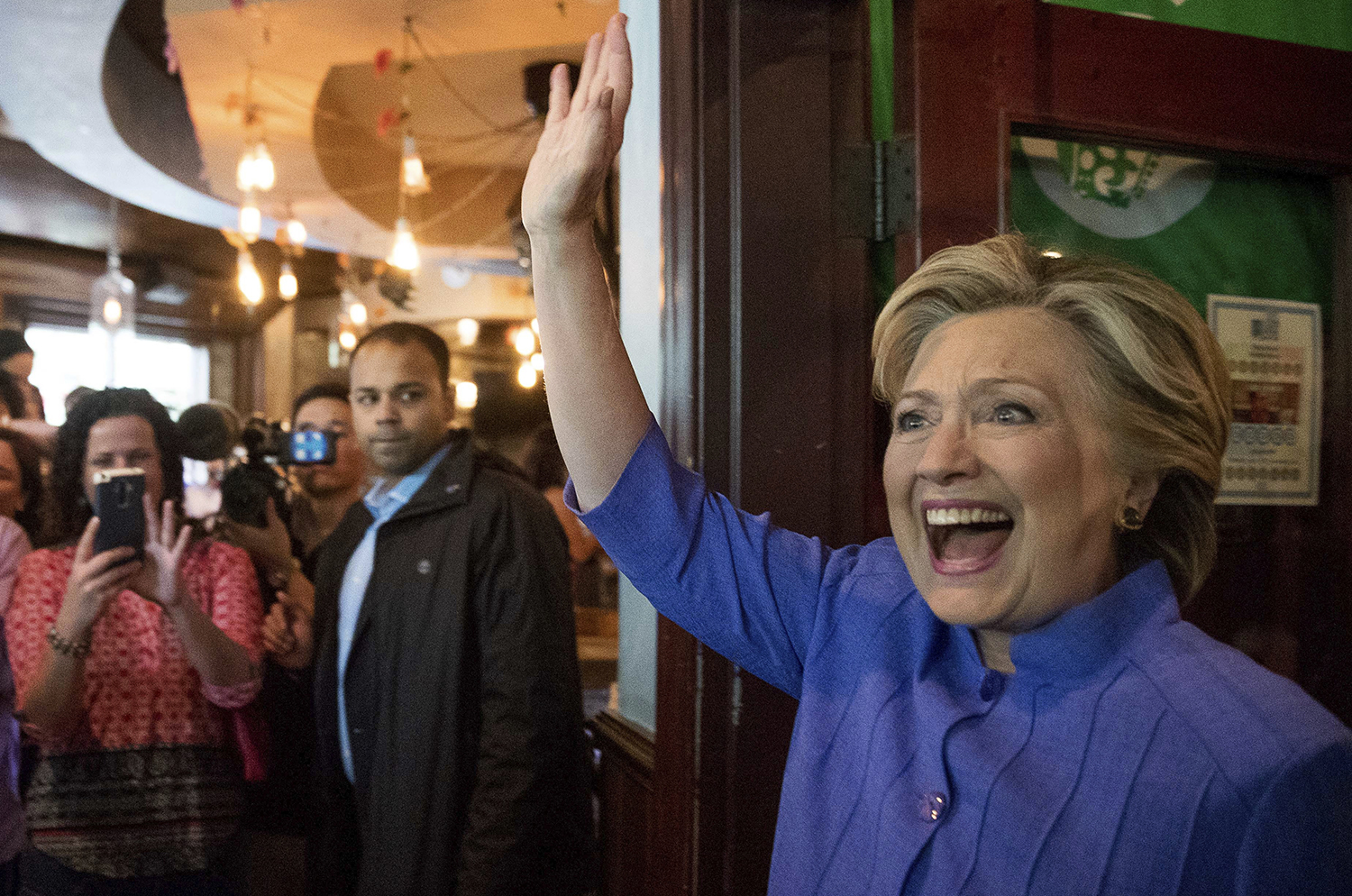 Clinton receives standing ovation at Broadway show