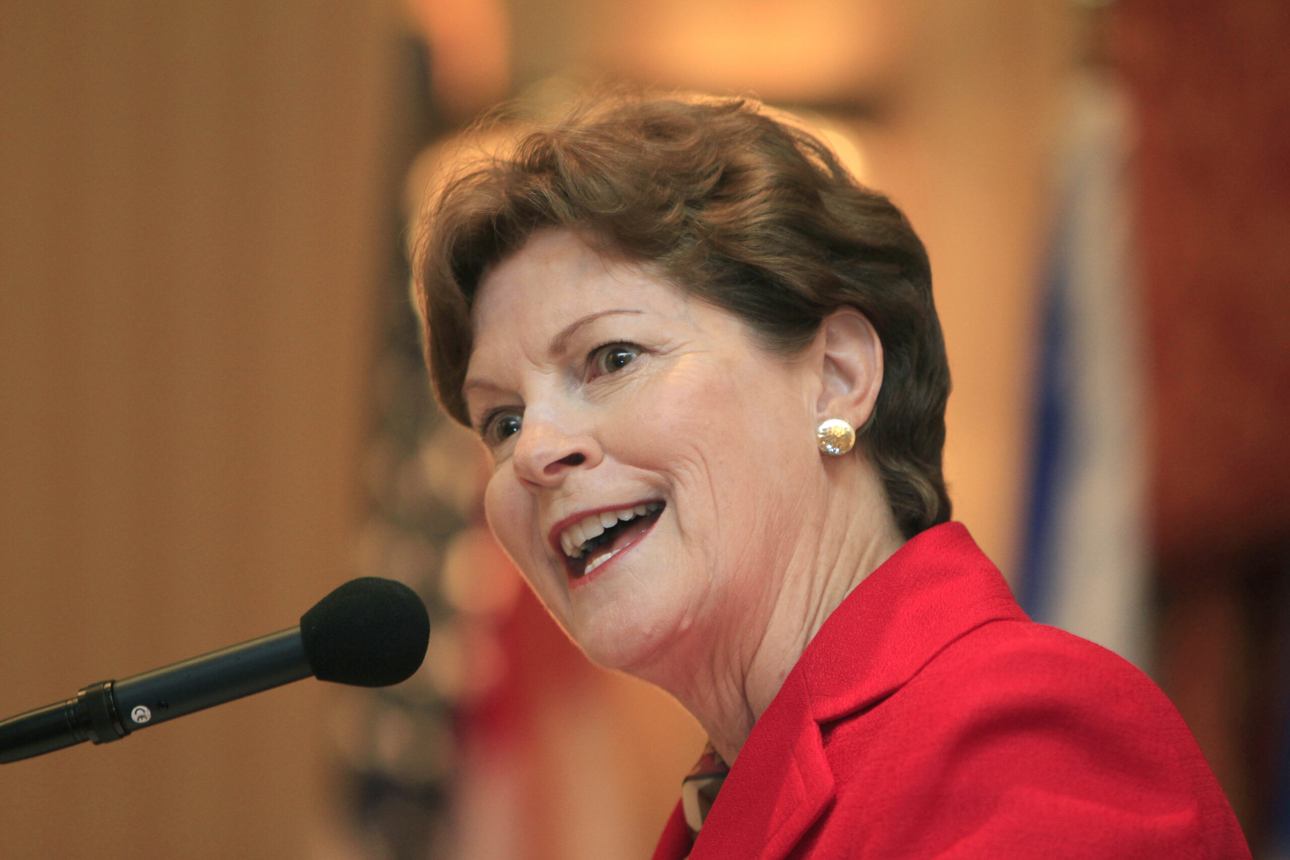 Jeanne Shaheen keeps pace with Scott Brown in New Hampshire fundraising