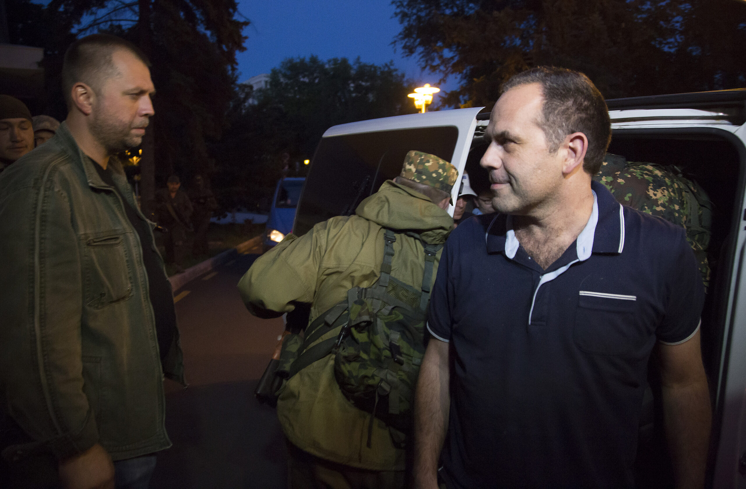 Pro-Russian rebels free 4 OSCE observers