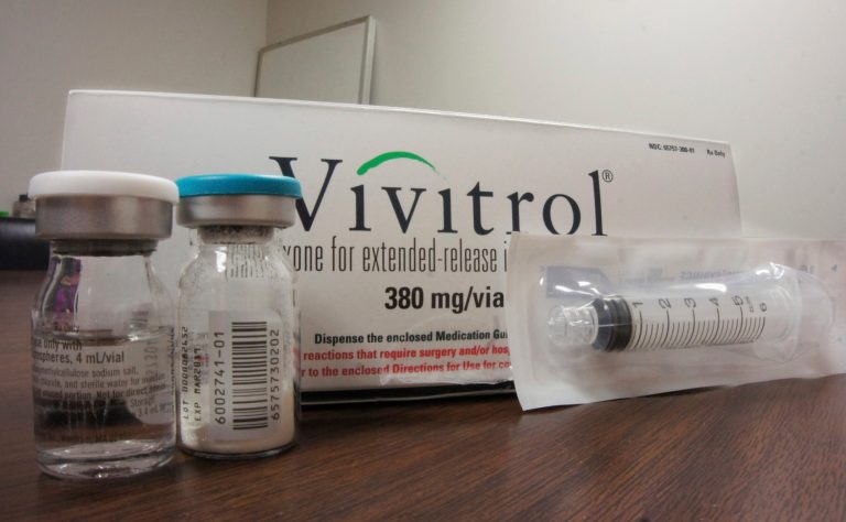 Only 64 percent of doctors warn patients of opioid addiction when prescribing, poll finds. (AP Photo/Carla K. Johnson)