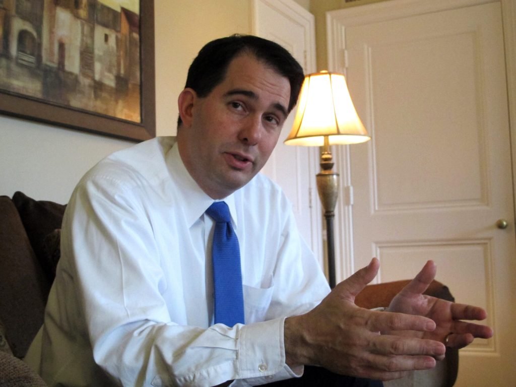 Scott Walker seeks middle path to GOP presidential buzz