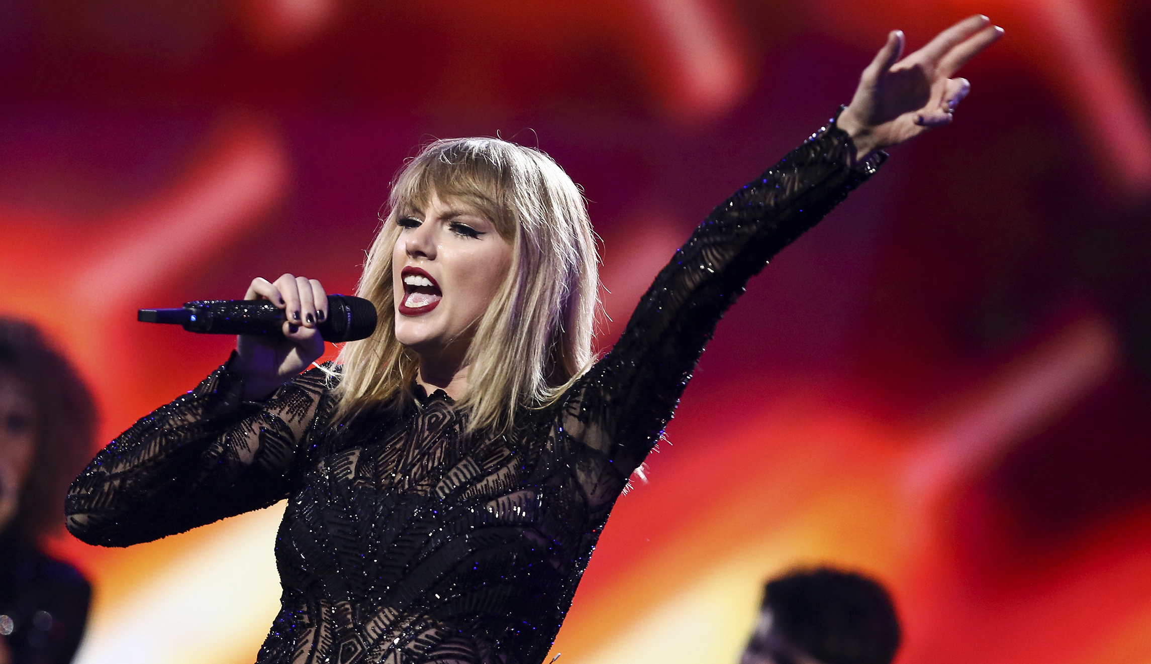 Taylor Swift chided by the ACLU for demanding retraction from obscure blog