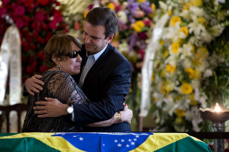   Vera Lucia, wife of Brazilian architect Oscar Niemeyer, left, embraces Rio de Janeiro's Mayor Eduardo Paes next to the coffin containing the remains of Niemeyer, at the 