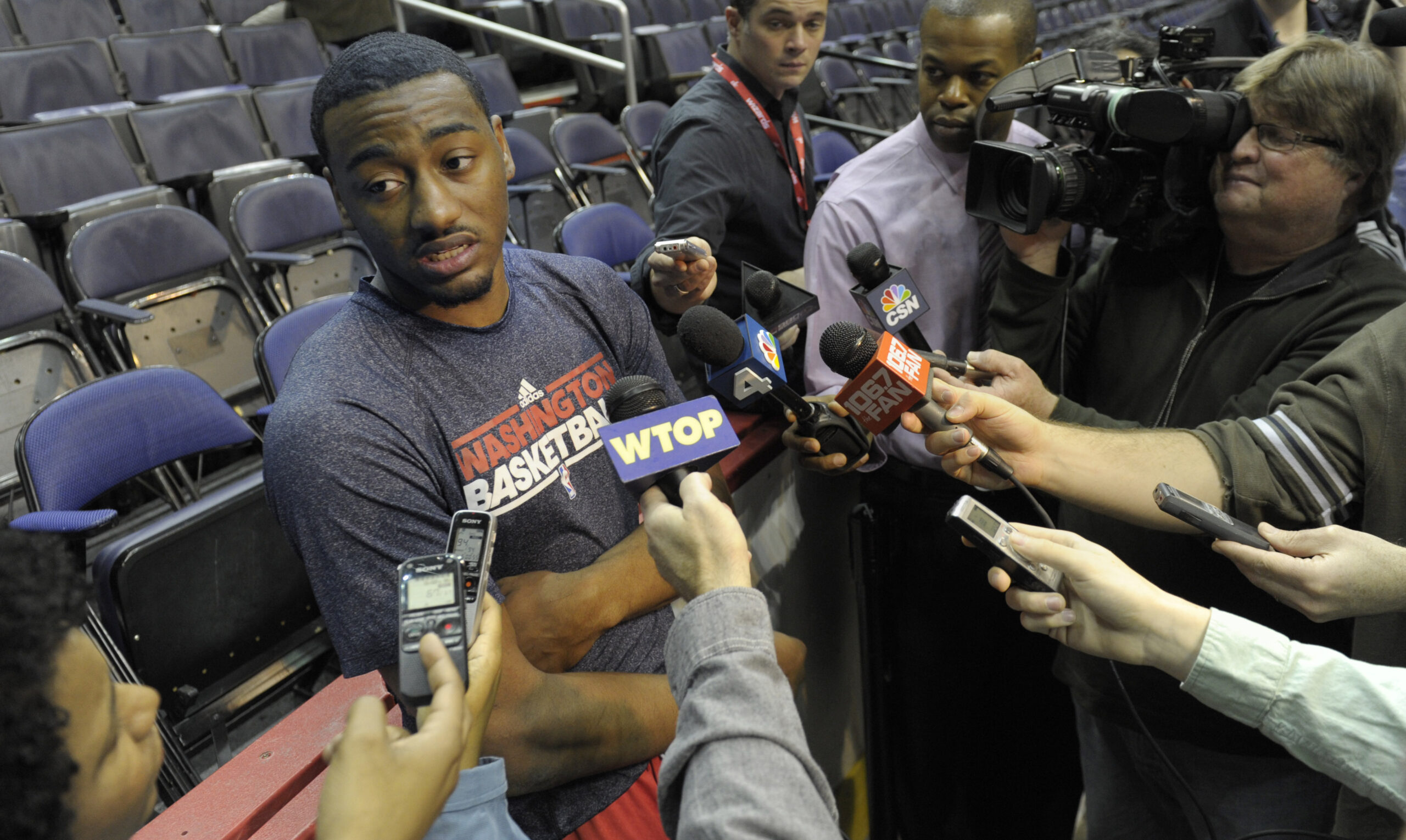 Wizards PG Wall waiting to practice, test knee