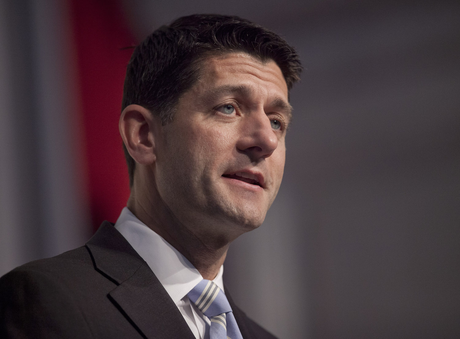 As polls tighten, Ryan praises Trump