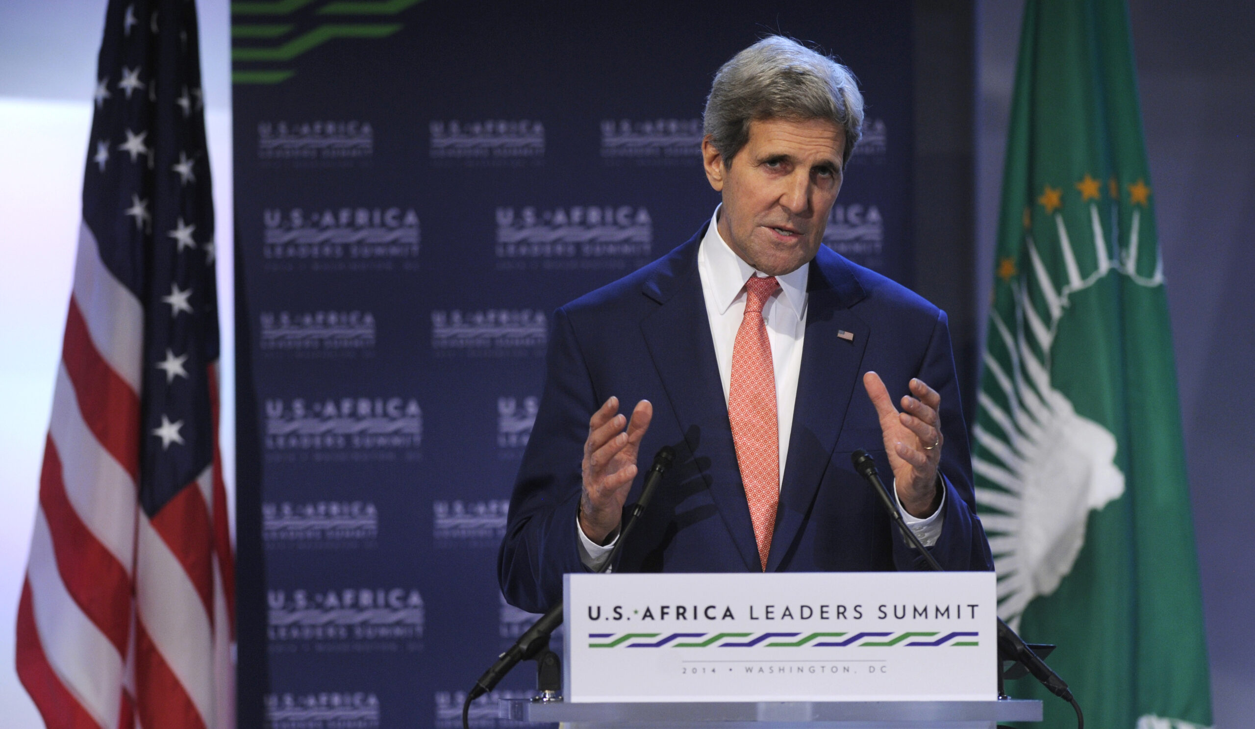 John Kerry in Afghanistan to meet feuding candidates