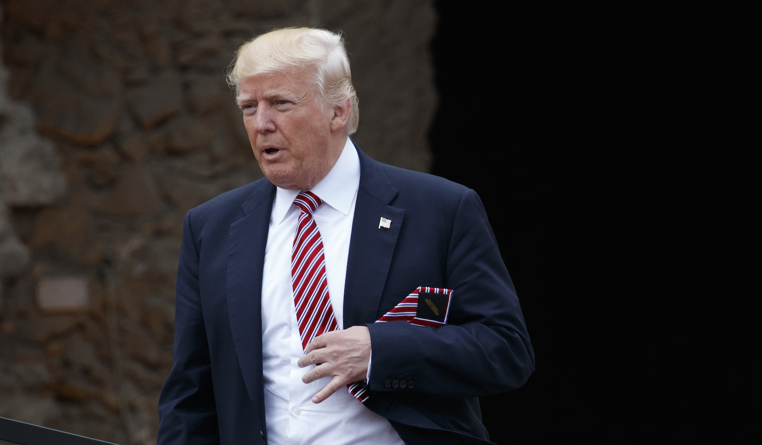 Trump returns home to leaks, Russia, FBI headaches