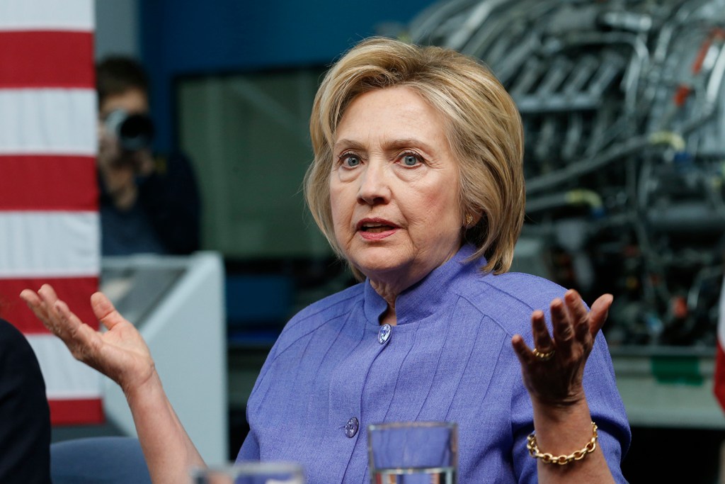 NextImg:Clinton admits GOP did 'a much better job dominating social media'