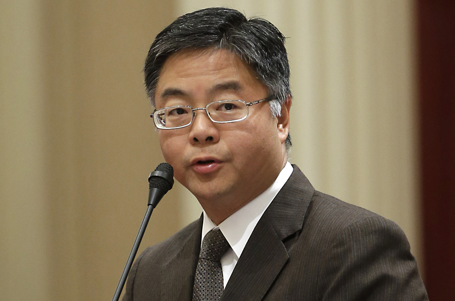 Dem lawmaker calls on FBI to withdraw Apple demands