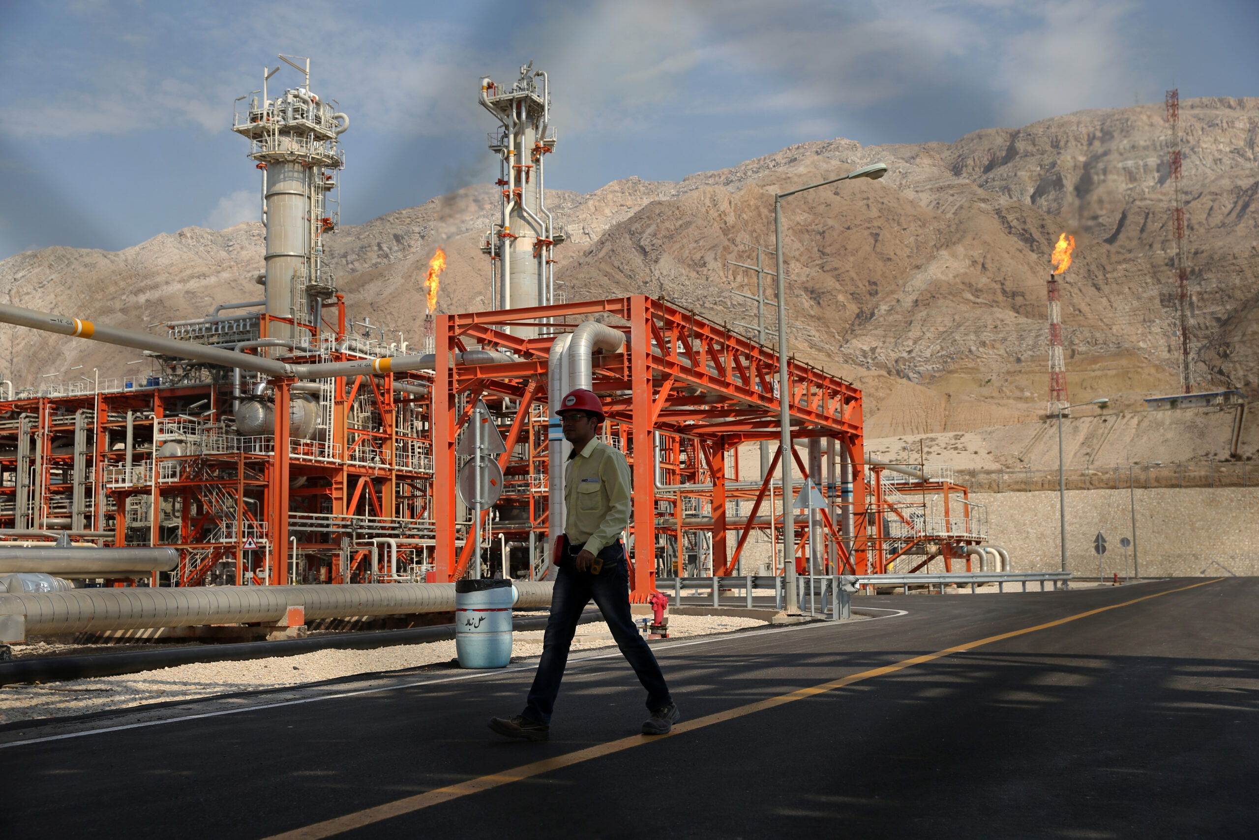 Iran discusses becoming Mideast hub for renewable energy