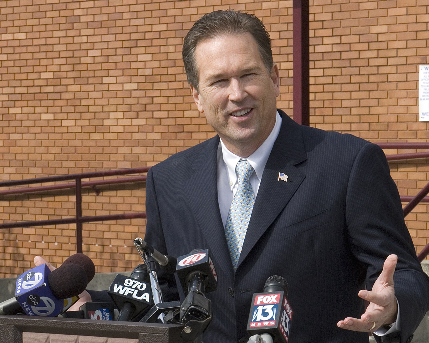 Ethics problems lose edge as re-election issue