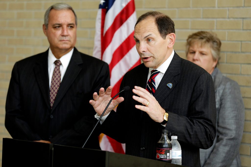 Top bureaucrat lobbyists say it’s ‘punitive’ to fire failed program executives